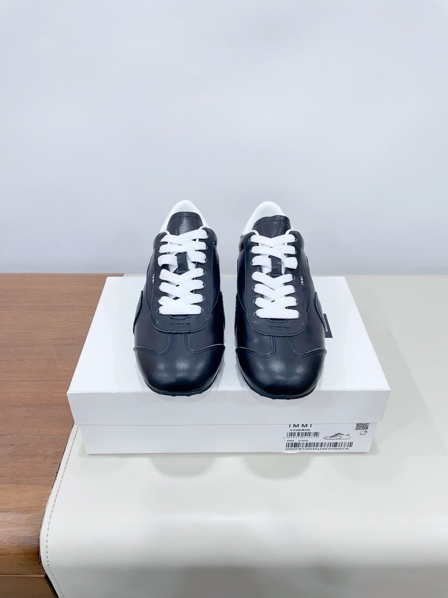 NO:493766,Price IMMI 25 early spring new German training casual sneakers Niche trendy brands The German training shoes that are popular all over the Internet are simple and fashionable, full of trend, easily creating a fashionable girlish style Customized beef reverse sued fabric on the upper, inner lining sheepskin inner lining private mold rubber wear-resistant non-slip sole 35-40 (40 women’s customized customization without return and exchange) Extreme cost-effectiveness, no bargaining., casual shoes/sports shoes, sneakers, sheepskin19860909Price IMMI 25早春新款德训休闲运动鞋 小众潮牌 爆全网的德训鞋,简单时尚 潮流感十足,轻松塑造出时髦的少女风 鞋面订制牛反绒面料 内里羊皮内里 私模橡胶耐磨防滑大底 35-40（40女定做不退换） 极致性价比,不议价.,休闲鞋/运动鞋,sneakers,sheepskin,Women's Shoes