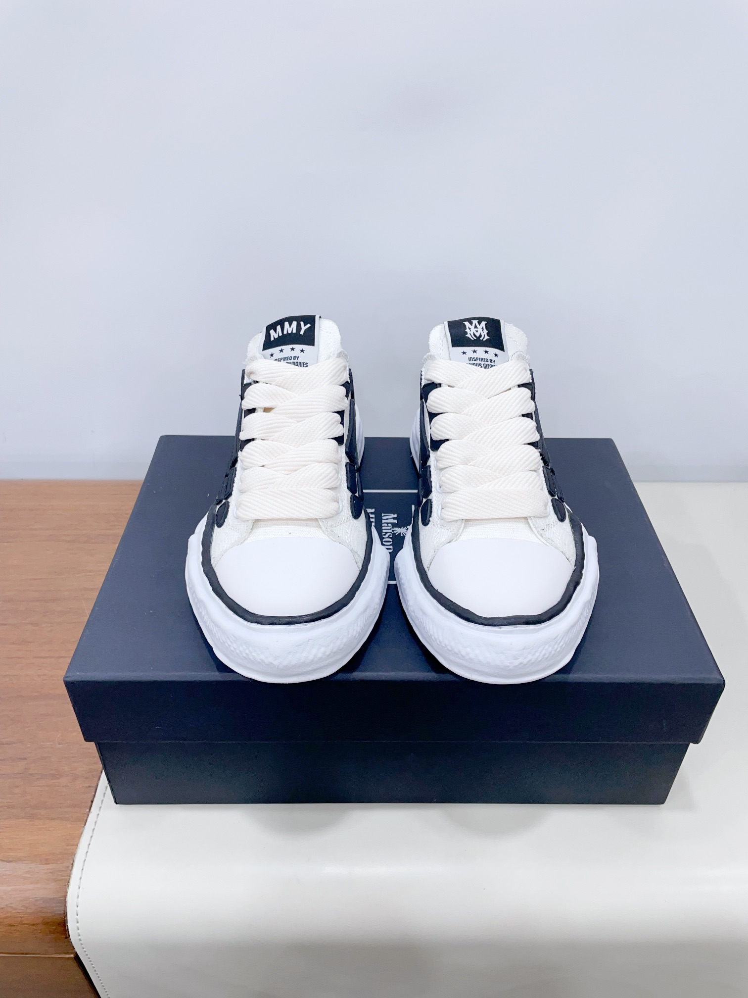 NO:252285,Price AMIRI × Maison MIHARA YASUHIR* Bone Dissolving Shoes Brand Order Original Quality AMIRIxMMY Jointly launches co-branded shoes, cleverly blending the classic designs of the two brands Handmade clay mold soles and AMIRI's signature BONES leather embroidery details are a major feature of the shoe, showing unique craftsmanship and style Material upper original custom space Monica canvas!  Inner original technology cloth, large sole original molded steel stamp EVA foam sole, 35-41 women 39-45 men (40.41 women 45 men custom made without return or exchange) Extreme cost-effectiveness, no bargaining., casual shoes/sports shoes, amiri, sneakers19860909Price AMIRI × Maison MIHARA YASUHIR*骨头溶解鞋 品牌订单 原单品质 AMIRIxMMY 携手合作 推出联名鞋款 将两大品牌的经典设计巧妙融合 手工制作的粘土模具鞋底和AMIRI标志性BONES皮革刺绣细节作为鞋款的一大特色 展现出独特的工艺与风格 材质鞋面原版定制太空莫尼卡帆布！ 内里原版科技布、 大底原开模钢印EVA发泡底、 35-41女 39-45男（40.41女45男定做不退换） 极致性价比,不议价.,休闲鞋/运动鞋,amiri,sneakers,Women's Shoes