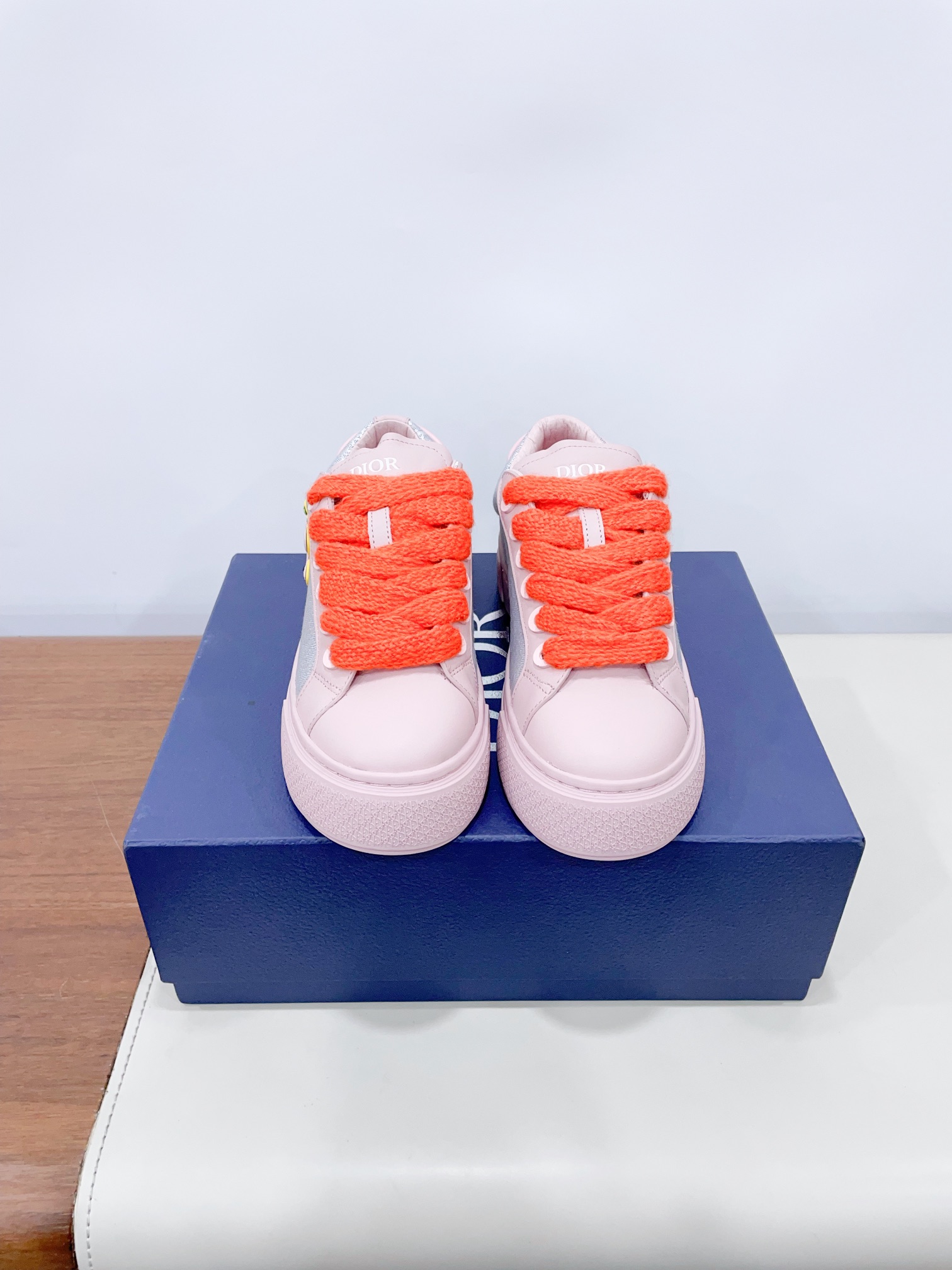 NO:228476,Price Dio* Dior B33 series 25ss latest snake-year limited couple casual sneakers skateboard shoes This B33 sneakers are a new product for spring 25ss, reinterpreting classic tennis shoes, and a stylish silhouette highlights the thick feeling. They are carefully crafted from navy blue and white jacquard fabrics, decorated with Oblique prints, suede inserts, and a unique padded tongue with Dior embossed logo, paired with navy blue mohair wide laces and matte tone finish brass eyelets. White Dior Oblique patterned rubber sole, and the back is decorated with a contrasting Dior 30 Avenue Montaigne logo to enhance the style. Add a stylish temperament to the casual look. Original custom fabric Oblique presbyterian   cowhide  Inner original custom sheepskin   breathable net, original sole open mold and anti-slip TPU material, bottom thickness 4CM 35-45 (40 women and 45 men custom made without return and exchange) Extreme cost-effectiveness, no bargaining., casual shoes/sports shoes, dior, dior, sneakers, cowhide, sheepskin19860909Price Dio* 迪奥B33系列 25ss最新蛇年限定 情侣款休闲 运动鞋 滑板鞋 这款 B33 运动鞋是25ss春季新品,重新诠释经典的网球鞋,时尚的廓形突显厚实感.采用海军蓝色和白色提花面料精心制作,饰以 Oblique 印花,搭配绒面革镶片,别具一格的加垫鞋舌点缀以 Dior 压花标志,搭配海军蓝色马海毛宽鞋带和哑光同色调饰面黄铜孔眼.白色 Dior Oblique 图案橡胶鞋底,后侧饰以对比鲜明的 Dior 30 Avenue Montaigne 标志提升格调.可为休闲造型增添时尚气质 面料原版定制Oblique老花 牛皮 内里原版定制羊皮 透气网里 鞋底原版开模防滑TPU材质 底厚4CM 35-45（40女45男定做不退换） 极致性价比,不议价.,休闲鞋/运动鞋,dior,dior,sneakers,cowhide,sheepskin,Women's Shoes