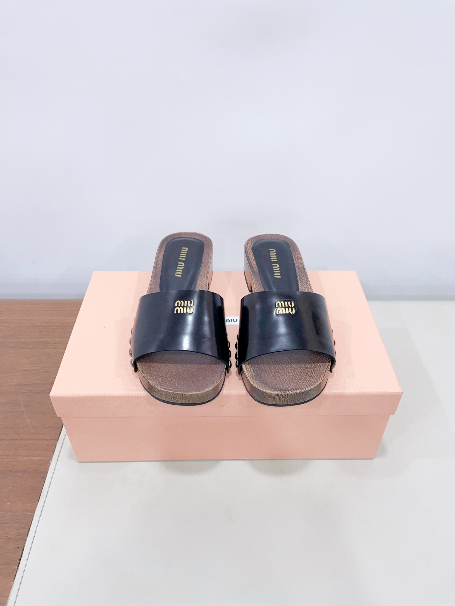 NO:252302,Price (socks) MiuMiu*2025ss MiuMiu Spring and Summer New Flat Calfskin Sandals and Slippers, Zp Development Original Disassembly, Details and Versions Scan the Normal Version on the Market, Miumiu is really too girly!  The leather is super soft and glutinous, and the comfort is super high!  Shoe face version imported cow patent leather/top layer cow leather/high mercerized beef reverse velvet inner lining sheepskin inner lining original open mold sole 35-40 women (customized for 40 women without return or exchange) Extreme cost-effectiveness, no bargaining price., slippers, miumiu, sandals, slippers, cowhide, sheepskin, socks19860909Price（袜子） MiuMiu*2025ss缪缪春夏新款平底小牛皮凉鞋拖鞋,Zp开发 原版拆卸,细节对版秒杀市面普通版本,miumiu真的太少女啦！皮质超级软糯 舒适度超高！ 鞋面对版进口牛漆皮/头层牛皮/高丝光牛反绒 内里羊皮内里 鞋底原版开模大底  35-40女（40女定做不退换） 极致性价比,不议价.,拖鞋,miumiu,sandals,slippers,cowhide,sheepskin,socks,Women's Shoes