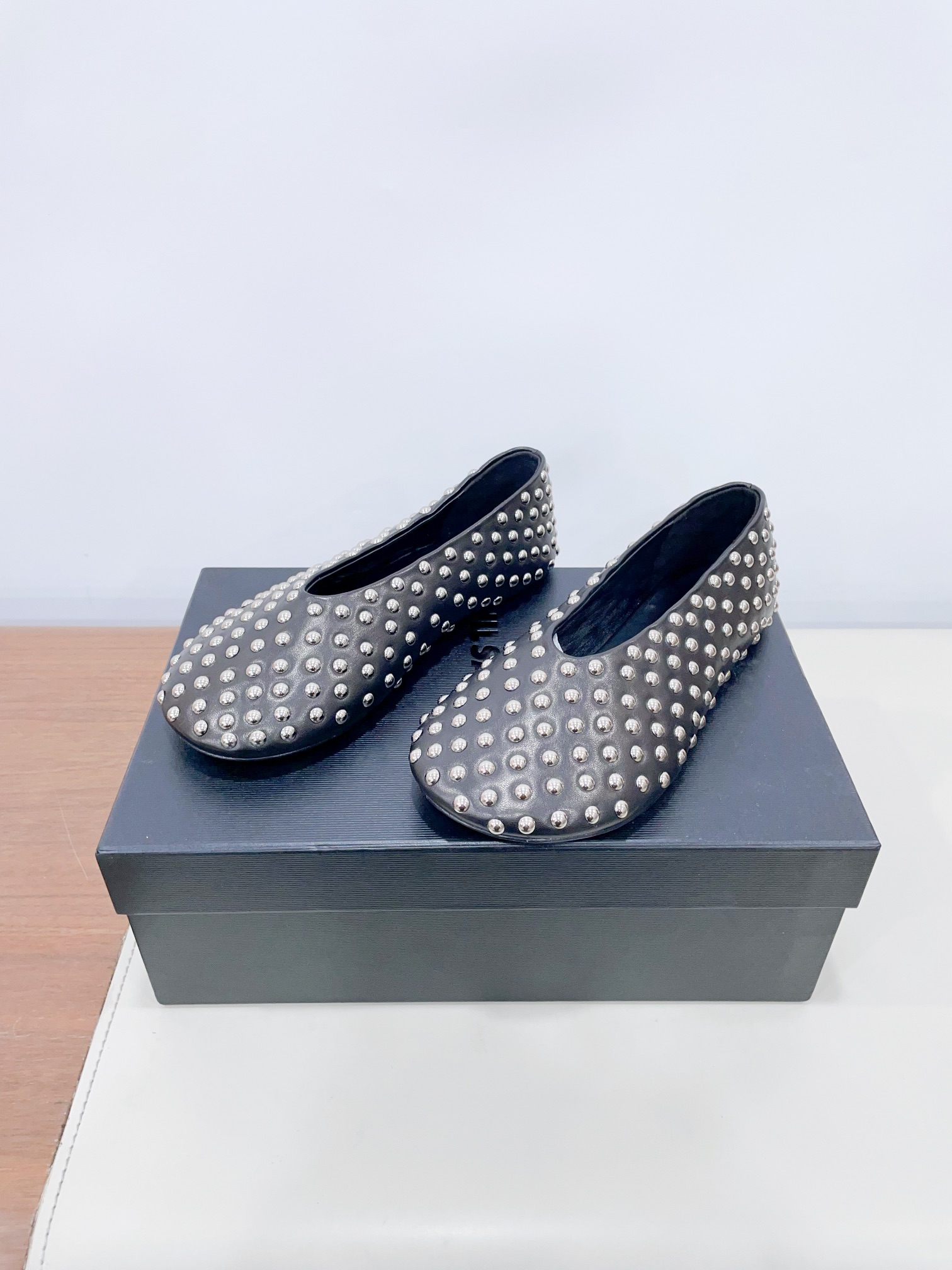 P700 Roundhead Burken Ballet Shoes: Retro Style with Sheepskin and Metal Buttons