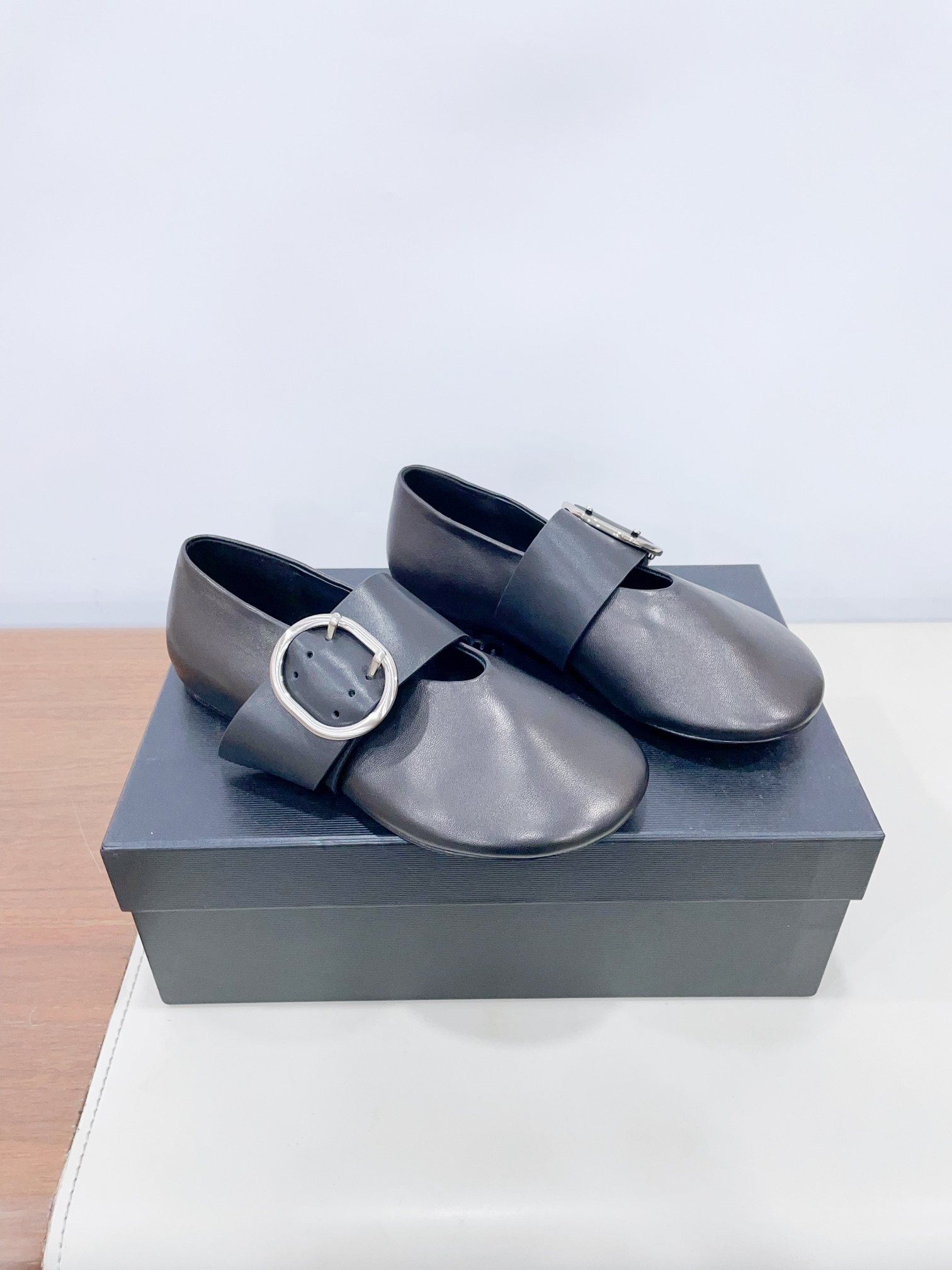 “Retro Sheepskin Ballet Shoes: P700 with Metal Buttons, Top Quality” - 图片 3