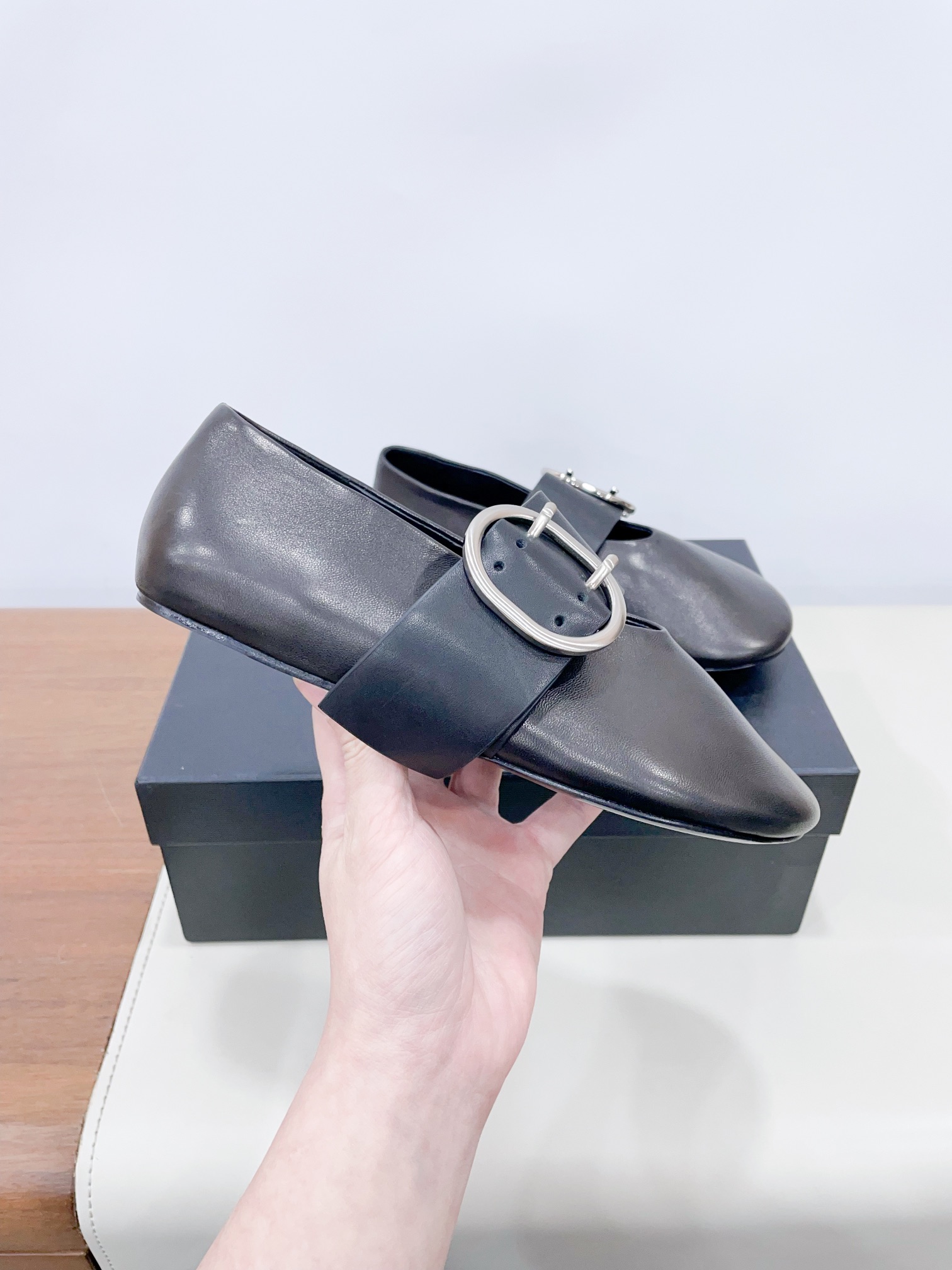 “Retro Sheepskin Ballet Shoes: P700 with Metal Buttons, Top Quality” - 图片 5