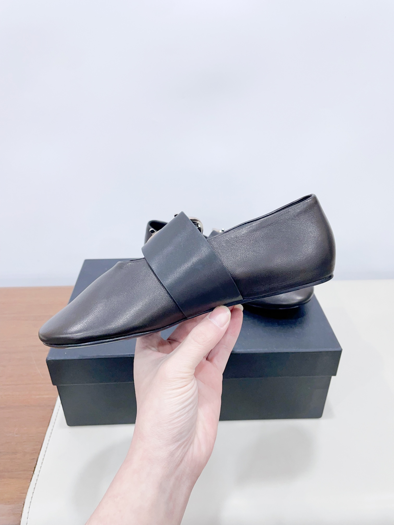 “Retro Sheepskin Ballet Shoes: P700 with Metal Buttons, Top Quality” - 图片 4