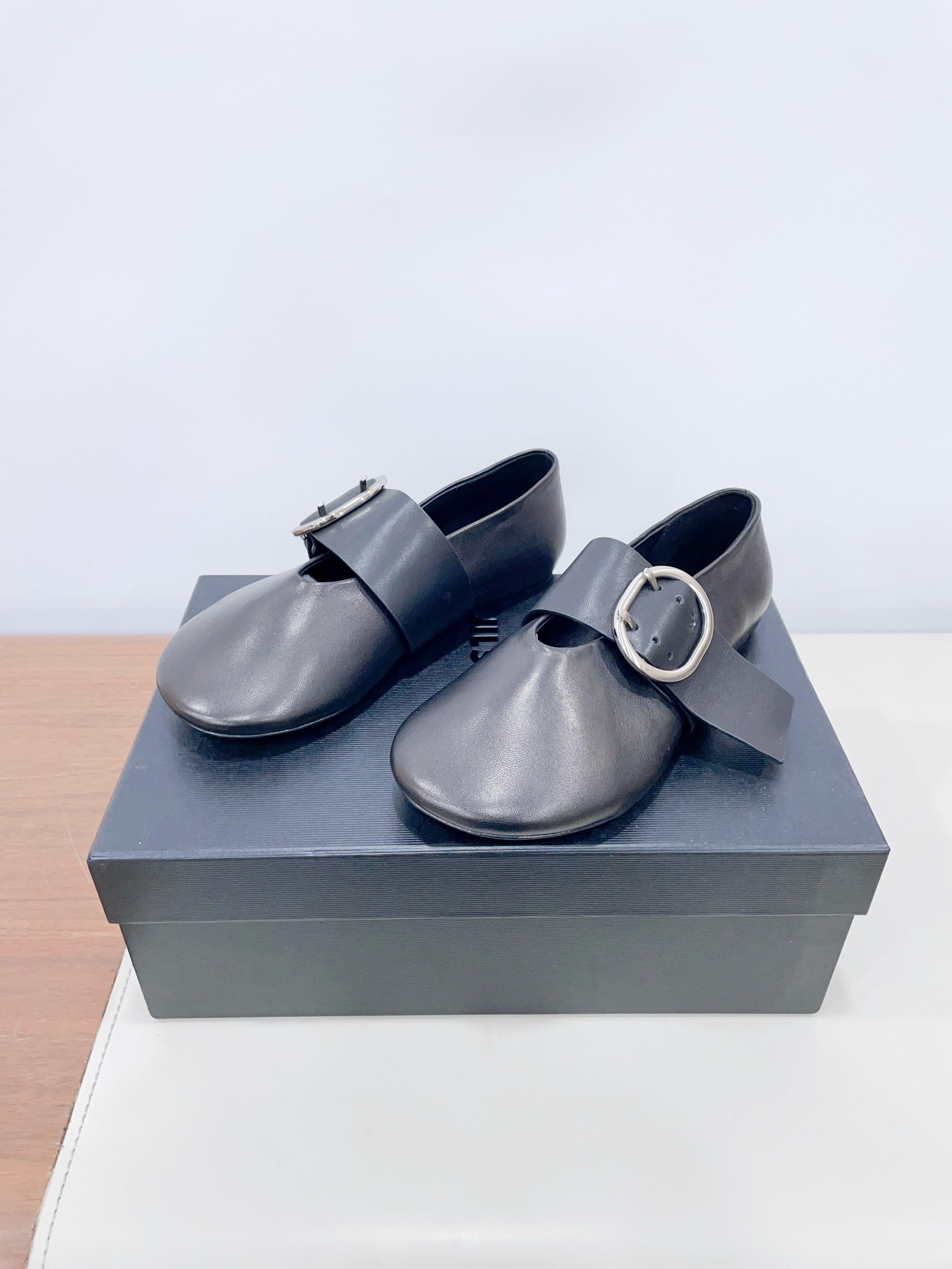 “Retro Sheepskin Ballet Shoes: P700 with Metal Buttons, Top Quality”