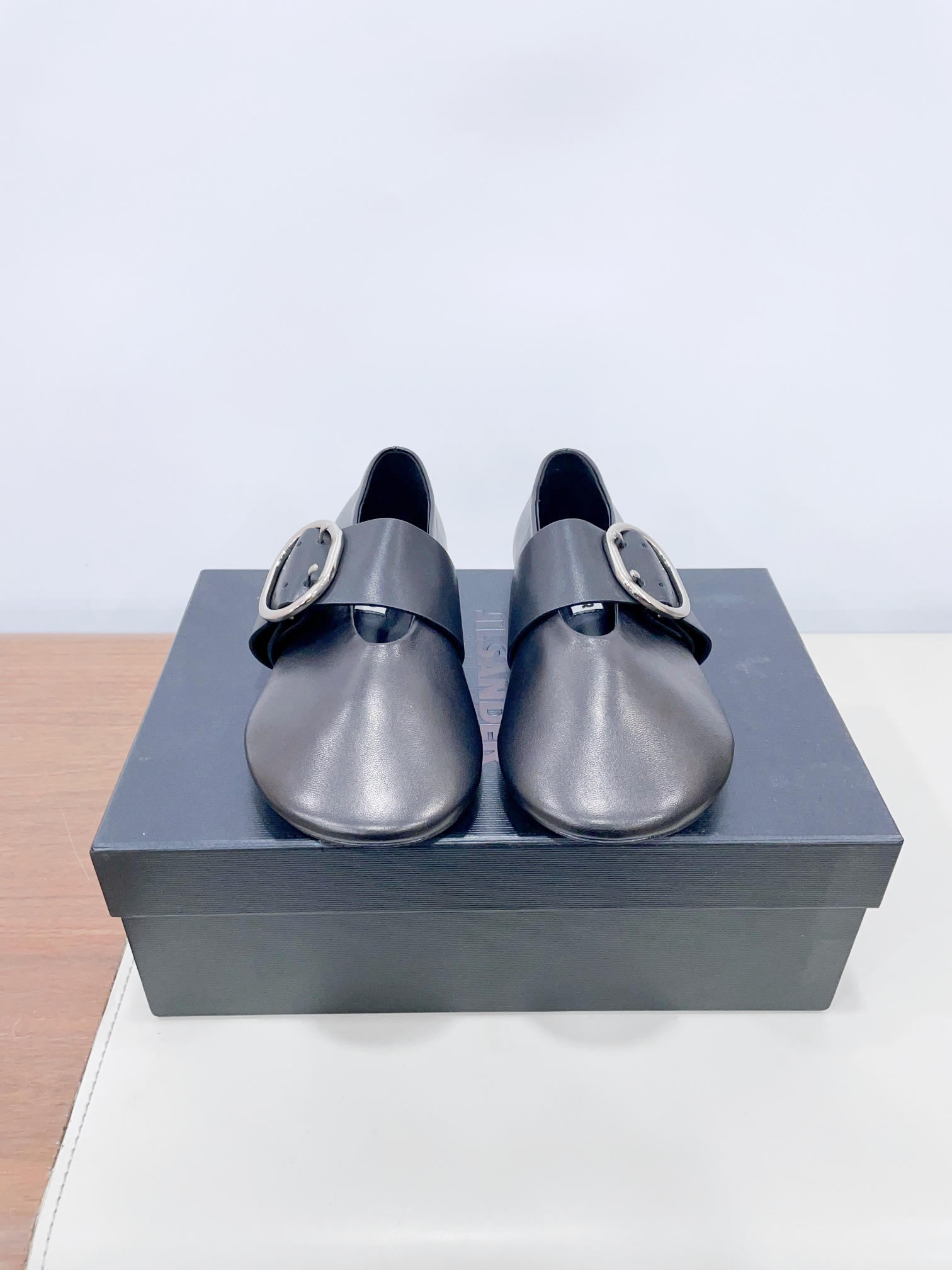 “Retro Sheepskin Ballet Shoes: P700 with Metal Buttons, Top Quality” - 图片 2
