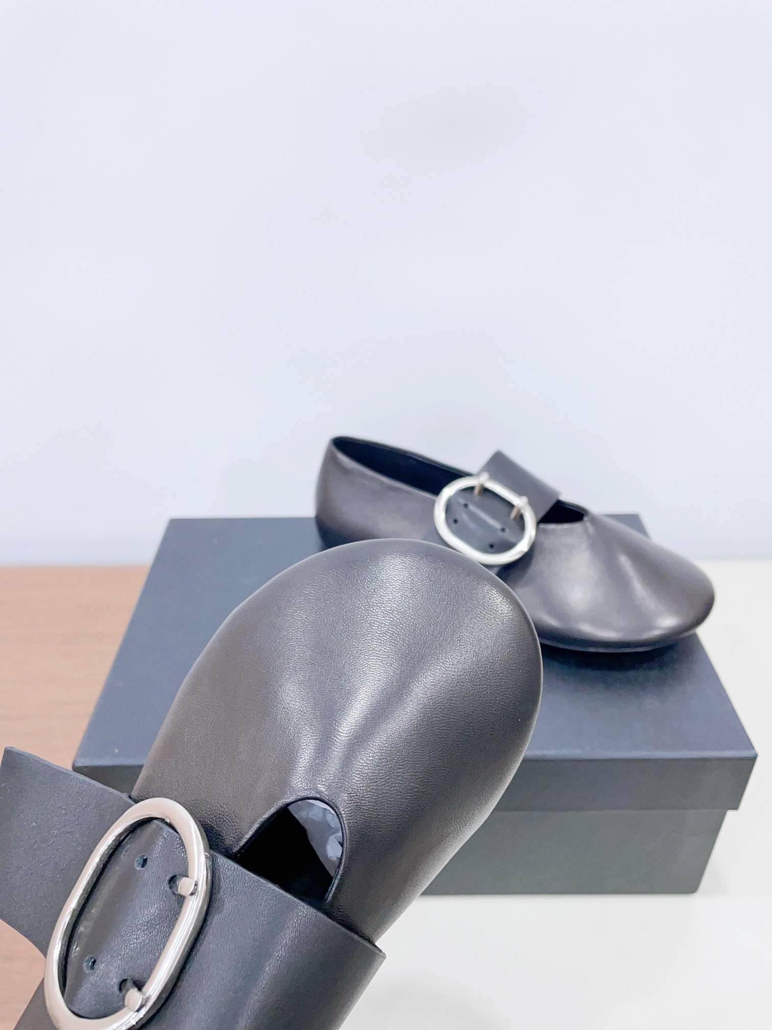 “Retro Sheepskin Ballet Shoes: P700 with Metal Buttons, Top Quality” - 图片 6