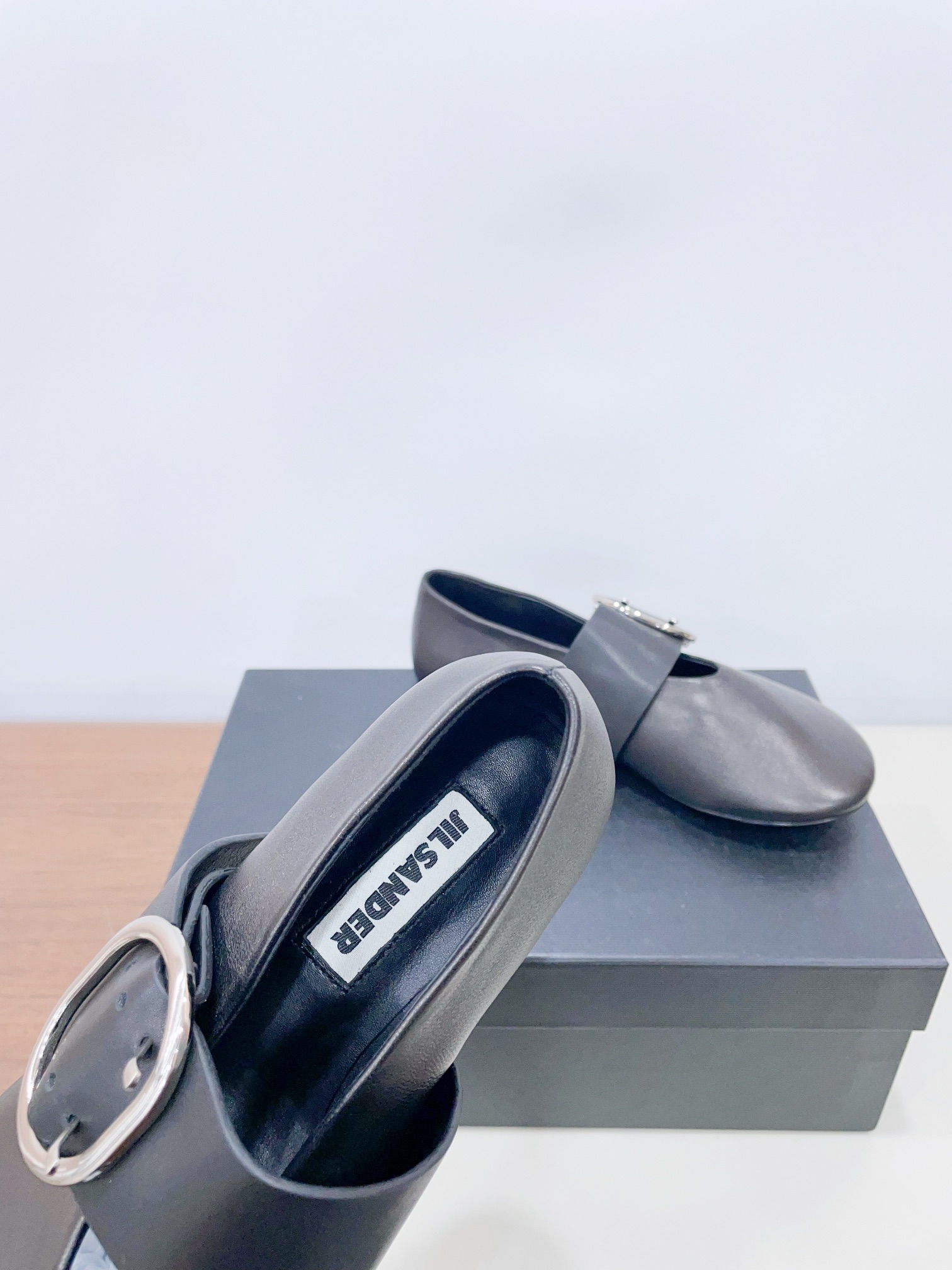 “Retro Sheepskin Ballet Shoes: P700 with Metal Buttons, Top Quality” - 图片 7