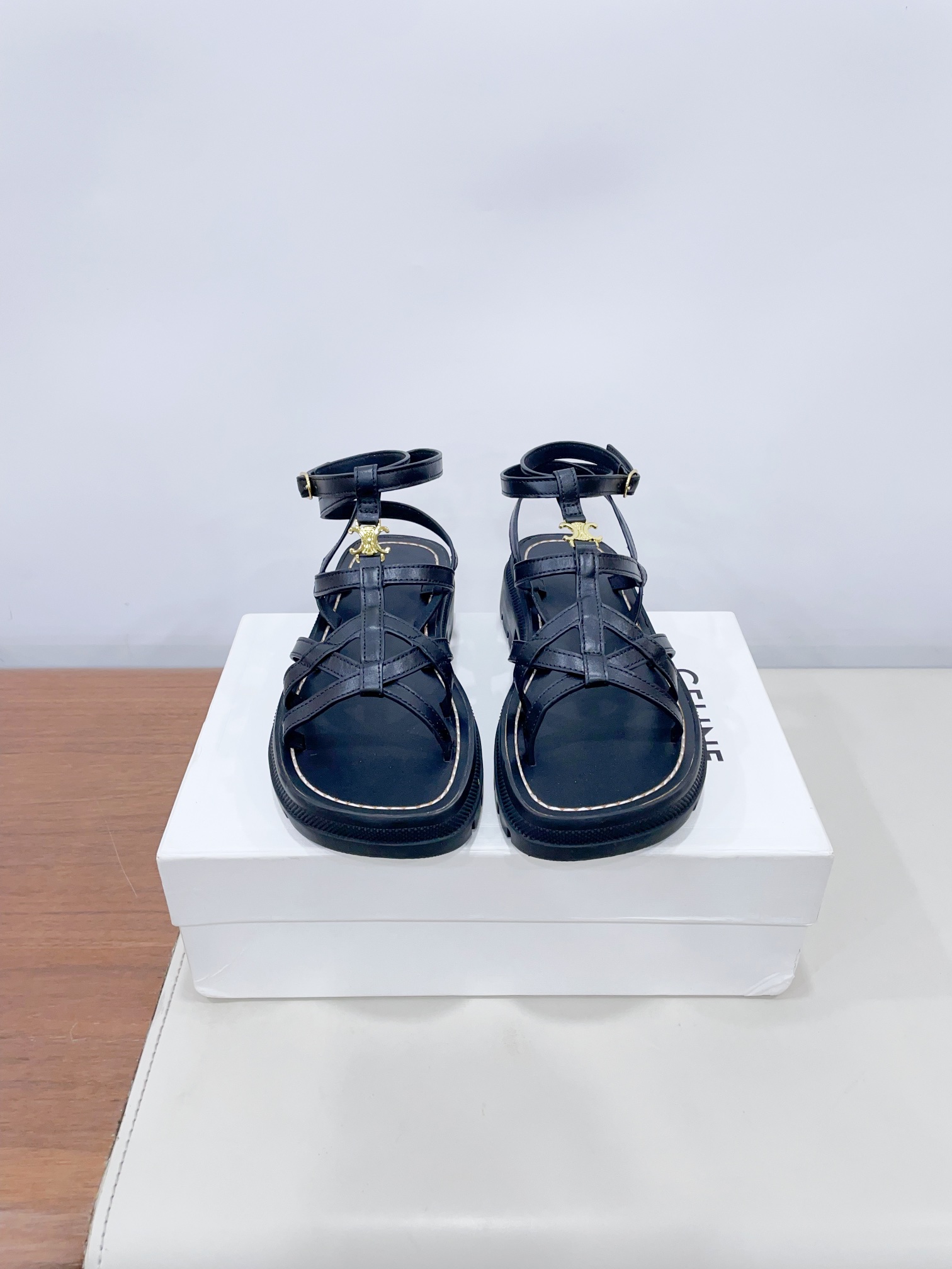 NO:252286,Price *-SS new product Silin retro Roman sandals. No pressure to enter and exit the counter, heavy industry version, refuse to see fake low goods. Original last, N debugging, this one is absolutely Vintage retro flavor. Upper material is top layer imported cowhide. Shoe material is calf leather. Sole material is genuine leather midsole. 35-41 women (40.41 women custom made without return or exchange) Extreme cost-effectiveness, no bargaining., sandals, sandals, cowhide19860909Price *-SS新品思琳复古罗马凉鞋 进出专柜无压力,重工版,拒绝一眼假low货 原版楦型,调试N次、这款上脚绝对Vintage复古风味十足 鞋面材质头层进口牛皮 鞋里材质小牛皮 鞋底材质真皮中底  35-41女（40.41女定做不退换） 极致性价比,不议价.,凉鞋,sandals,cowhide,Women's Shoes