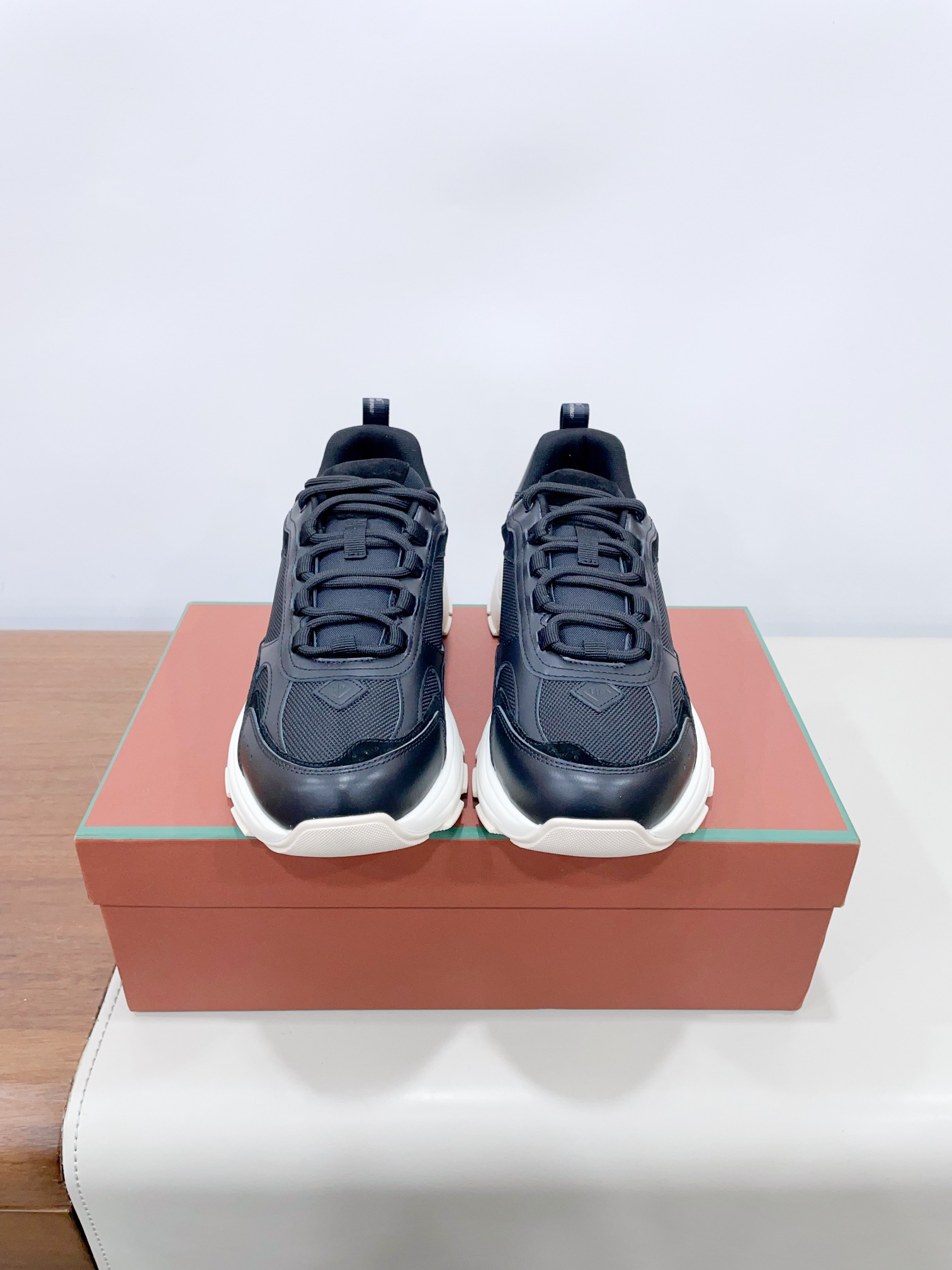 NO:262722,Price (men's size) LP Home New Loro Pian* Nuoyou Pianya Cairn Walk Couple Sports Shoes Dad Shoes Official Price RMB 8,200 This sports shoes inspired by the urban style are comfortable to fit the feet. The cowhide suede trim adds a delicate texture to the fashionable appearance, and the soft pads fit every contour, making it an ideal companion for urban adventures or weekend leisure trips. The light and soft sole adopts complex and fine engraved texture design, excellent performance 35-40 women 39-45 men (40 women 45 men custom-made without return) Extreme cost-effectiveness, no bargaining., casual shoes/sports shoes, manolo blahnik, loro piano, loro piano, sneakers, cowhide19860909Price（男码） LP 家新品Loro Pian* 诺悠 翩雅Cairn Walk 情侣款运动鞋老爹鞋  官方售价 RMB 8,200 这款灵感源自都市风格的运动鞋舒适贴合脚部. 牛皮绒面革饰片为时尚外形平添精致质感,柔软的衬垫贴合每一道轮廓,使其成为都市冒险或周末休闲出游的理想伴侣. 轻盈柔软的鞋底采用繁复精细的雕刻纹理设计,性能出色  35-40女 39-45男（40女45男定做不退换） 极致性价比,不议价.,休闲鞋/运动鞋,manolo blahnik,loro piana,loro piana,sneakers,cowhide,Women's Shoes