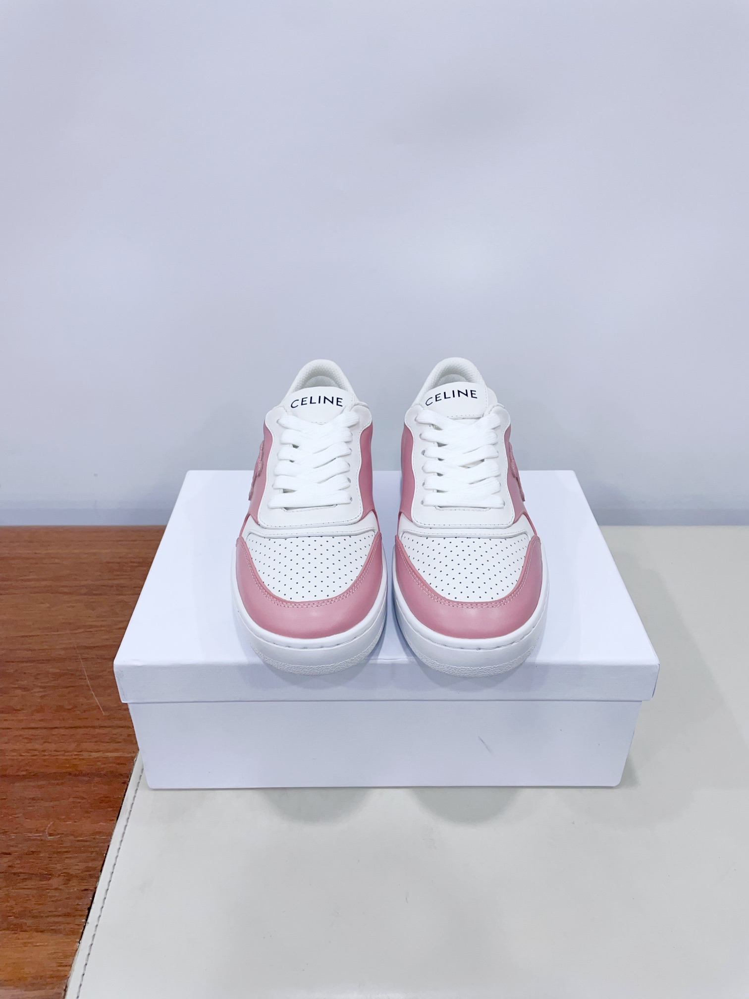 NO:252283,Price CELlN*Celin 2025 vs Paris Fashion Launch Conference latest hot casual series... [Breathable color-blocking casual shoes] Fashion trendy casual women's trendy counter genuine 1-1 early autumn Korean trend version!  The counter recommends a top-quality good thing to make, the details are perfect, and the counter quality is!  Contrast color positioning splicing design!  Fashionable and casual personality!  Take a grand goddess style!  Simple line design, three-dimensional cutting, super invincible and stylish, no matter how you match it, the whole set of super popular elements and colors is youthful and beautiful, relaxed and comfortable in the crowd to absorb the sun and enjoy the eyes, casual, comfortable, fashionable and versatile, high-quality casual suit without age... Fabric: original customized cowhide punching process Inner: high-density breathable mesh foot pad: original injection molding pad Outsole: original mold opening TPU molding sole Packaging: original full set of packaging 35-40 (40 women will not return or exchange) Extreme cost-effectiveness, no bargaining., casual shoes/sports shoes, celine, sneakers, cowhide19860909Price CELlN*赛琳2025vs巴黎时装发布会最新爆款休闲系列……【透气拼色休闲鞋】 时尚潮流休闲情女潮流款专柜正品1-1早秋韩潮流版！专柜推荐一个顶级好东西做工,细节都堪称完美,专柜品质！撞色定位拼接设计！时尚休闲个性！上脚大气女神范！简约线条设计,立体剪栽,超级无敌有范儿,怎么搭配都好看,超级流行的元素和颜色整套穿着青春靓丽,轻松自在的在人群中吸晴养眼穿着效果,休闲舒适又时尚百搭,没有年龄感的高品质休闲套装…… 面料:原版定制牛皮冲孔工艺 内里:高密度透气网料 垫脚:原版注塑成型垫 大底:原版开模TPU成型底 包装:原版全套包装 35-40（40女不退换） 极致性价比,不议价.,休闲鞋/运动鞋,celine,sneakers,cowhide,Women's Shoes