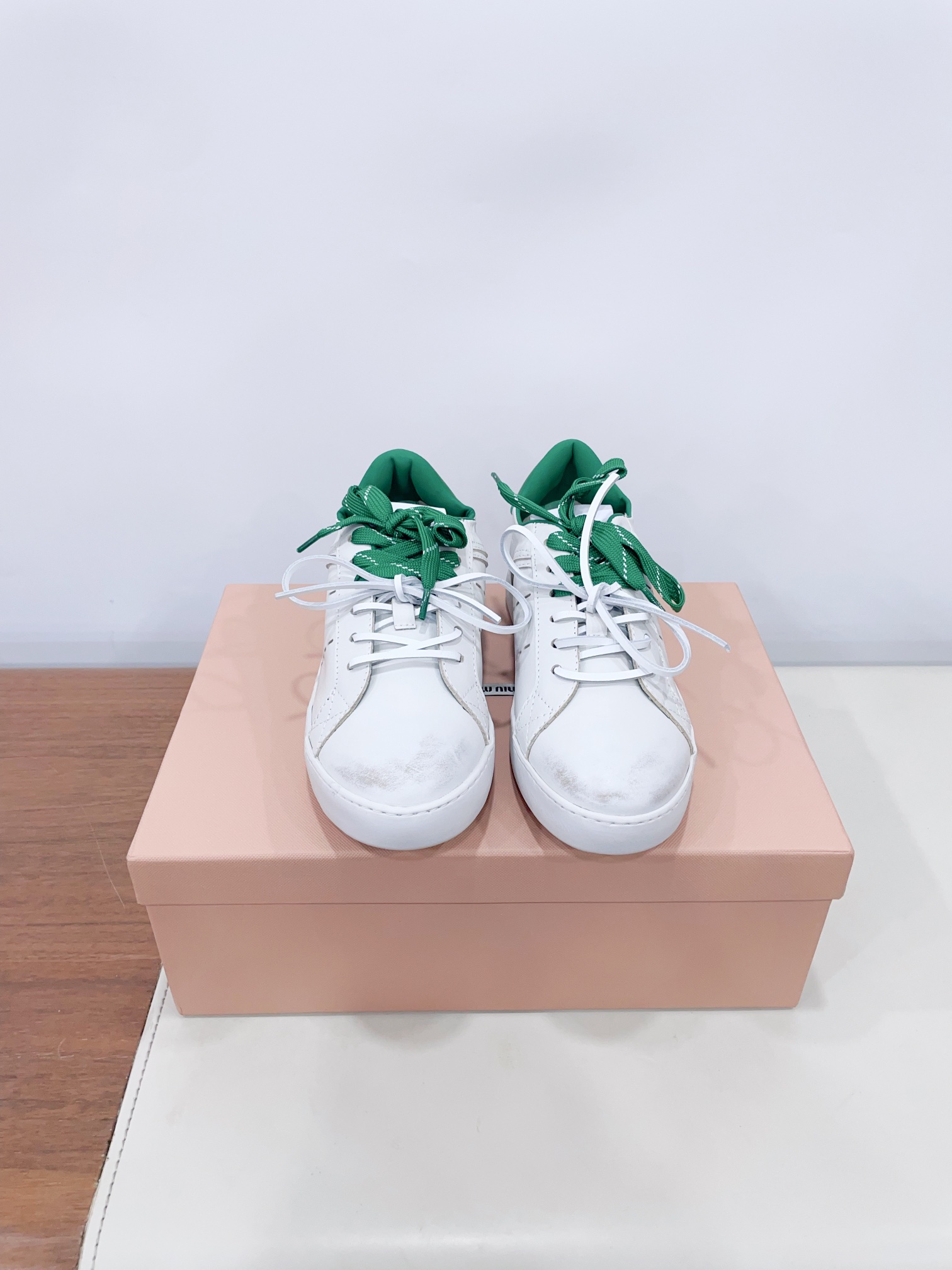 NO:228461,Price MiuMi* 25ss Spring and summer new style cookie shoes Forrest Gump shoes casual sneakers, miumiu latest hits, avant-garde and bold design, Miu Miu style is integrated into the simple lines of this thick-soled canvas sneaker, the chic logo is decorated on the tongue and back of the shoe, embellished with retro design, adding iconic elements!  Thick sole design defines avant-garde modern style. Original custom fabric/beef velvet. Original imported soft lamb wool. Original open molded anti-slip rubber outsole for women. 35-40 women (40 women custom made without return or exchange) Extreme cost-effectiveness, no bargaining., casual shoes/sports shoes, miumiu, sneakers19860909Price MiuMi* 缪缪 25ss 春夏新款 饼干鞋 阿甘鞋休闲运动鞋,miumiu最新爆款 前卫大胆的设计,Miu Miu风格融于此款厚底帆布运动鞋的简约线条,别致徽标饰于鞋舌与背面,点缀复古设计,平添标志性元素！厚底设计定义前卫的现代风格 面料原版定制布料/牛反绒 内里原版进口柔软羊羔毛 鞋底原版开模防滑橡胶大底 35-40女（40女定做不退换） 极致性价比,不议价.,休闲鞋/运动鞋,miumiu,sneakers,Women's Shoes