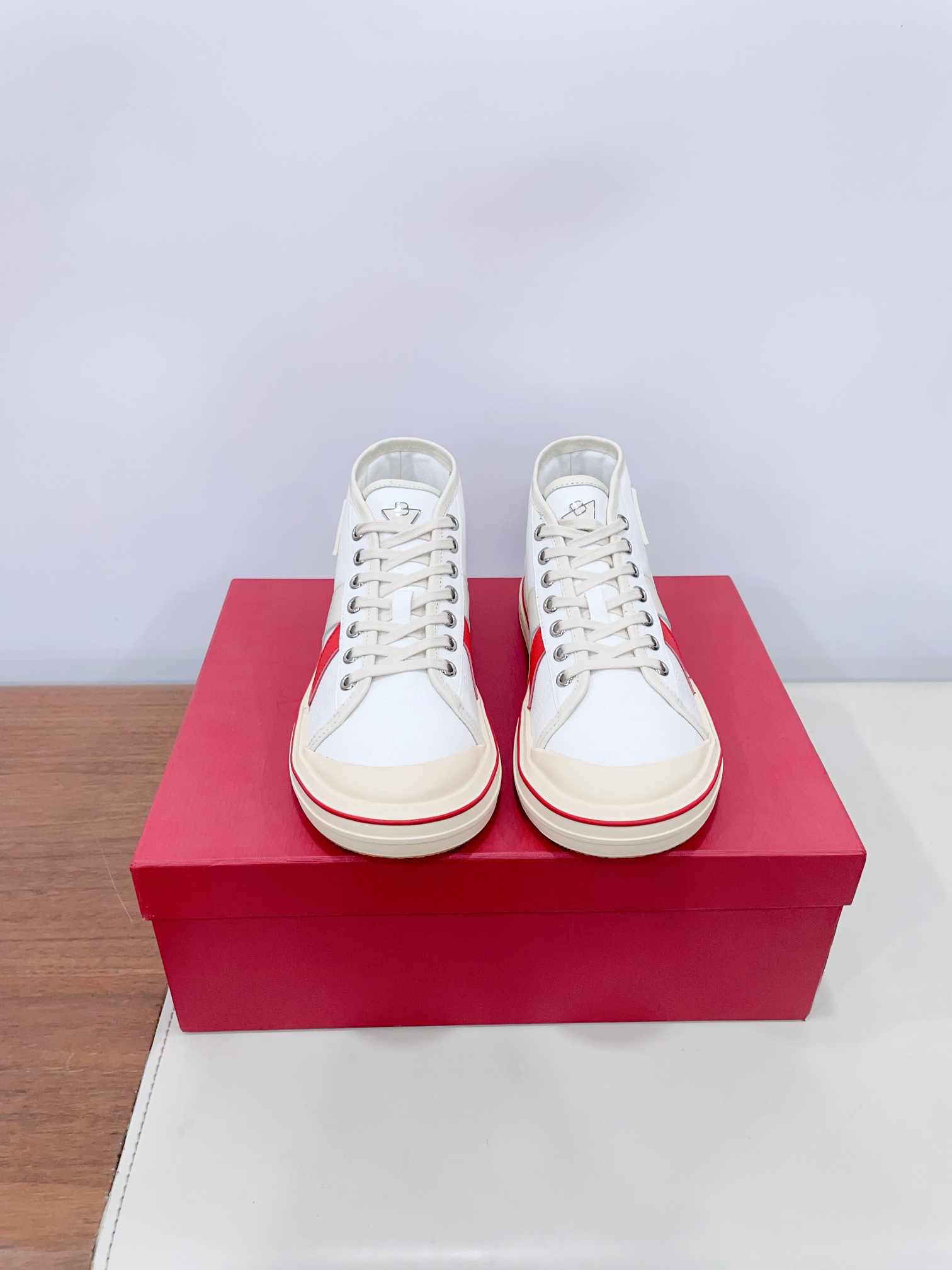 NO:228496,Price (men's size) BOTTEG* VENETA BV25ss The new retro Eliot sneakers are now on the market! BV's new Eliot is inspired by retro basketball shoes, and the childlike colors are youthful and energetic! The same style for men and women, you can wear couple shoes. The whole shoe is breathable and comfortable, the canvas upper is lightweight, and the upper is spliced ​​with soft and luxurious sheepskin inlay. The red line on each shoe is hand-painted, which is more tasteful and attitude! 35-40 women 39-45 men (40 women and 45 men custom-made without return and exchange) Extreme cost-effectiveness, no bargaining., casual shoes/sports shoes, bottega veneta, bottega veneta, sneakers, sheepskin19860909Price（男码） BOTTEG* VENETA BV25ss 新款复古Eliot运动鞋上市即封神! BV全新的 Eliot 以复古篮球鞋为设计灵感,童趣 的色彩焕发青春活力!男女同款,可以做情侣鞋穿着哦 整个鞋子透气舒适,帆布鞋面自重轻盈,鞋帮 拼接处以柔软奢华的羊皮镶嵌包裹 每只鞋边的红线均为手工绘画,更具品味与态度喔! 35-40女 39-45男（40女45男定做不退换） 极致性价比,不议价.,休闲鞋/运动鞋,bottega veneta,bottega veneta,sneakers,sheepskin,Women's Shoes