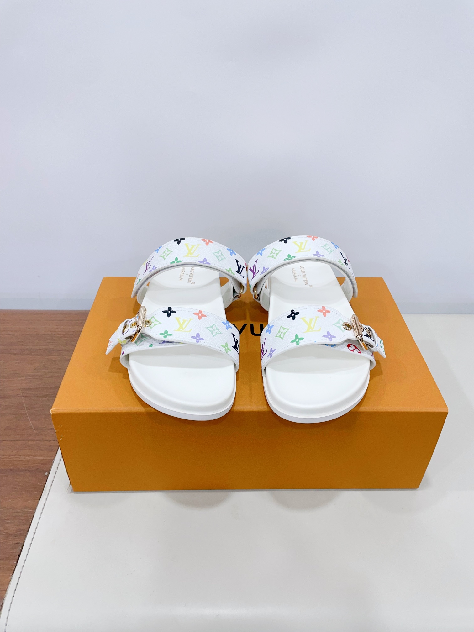 NO:262717,Price Louis Vuitto - Louis Vuitton summer new slippers are launched in 1:1 high-end customization, instantly killing all imitations, original mold opening LOGO punching decoration, both fashionable and beautiful, new early spring style top version purchasing level!  Full of high-end feeling!  A popular model from domestic and foreign bloggers, retro and fashionable, beautiful!  Official website main model, original cowhide leather upper   metal buckle, imported goat leather inner lining, original open mold wear-resistant, outsole, full set of exquisite drawer boxes, 35-40 women, 39-44 men (40 women custom made without return and exchange) Extreme cost-effectiveness, no bargaining., slippers, louis vuitton, louis vuitton, slippers, cowhide, sheepskin19860909Price Louis Vuitto-路易威登夏新款拖鞋火爆上市1:1高级定制,秒杀一切仿品,原版开模LOGO冲孔装饰,既时尚又美观,早春新款 顶级版本 代购级别！高级感十足！国内外博主刷爆的一款,复古又时髦上脚美炸了！官网主推款 鞋面原版牛皮 金属扣 内里进口山羊皮里 大底原版开模耐磨大底 包装全套精美抽屉盒 35-40女 39-44男（40女定做不退换） 极致性价比,不议价.,拖鞋,louis vuitton,louis vuitton,slippers,cowhide,sheepskin,Women's Shoes