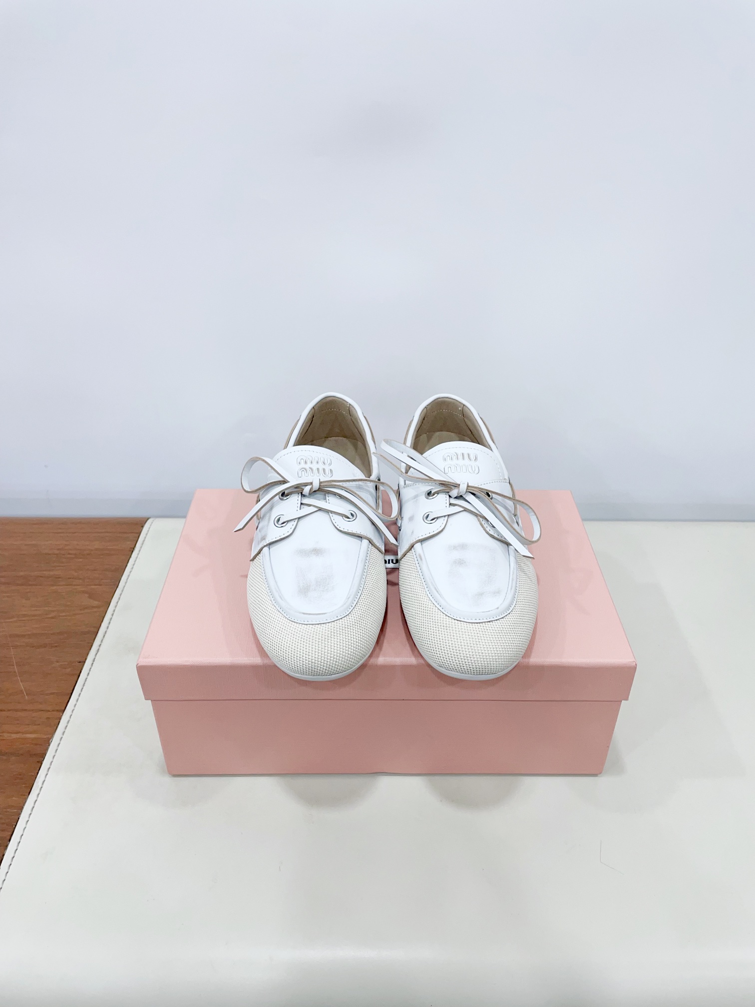 NO:252282,19860909Price Miu Mi* 25ss 春夏季 布洛克 芭蕾舞 乐福鞋 这款布洛克鞋线条简约设计经典,饰以Miu Miu徽标 等金属细节. 鞋面采用了牛皮和原版开模布料拼接 羊皮衬里 鞋舌压花徽标 鞋底采用原版开模橡胶大底 35-40女（40女定做不退换） 极致性价比,不议价.,拖鞋,miumiu,loafers,slippers,cowhide,sheepskin,Women's Shoes