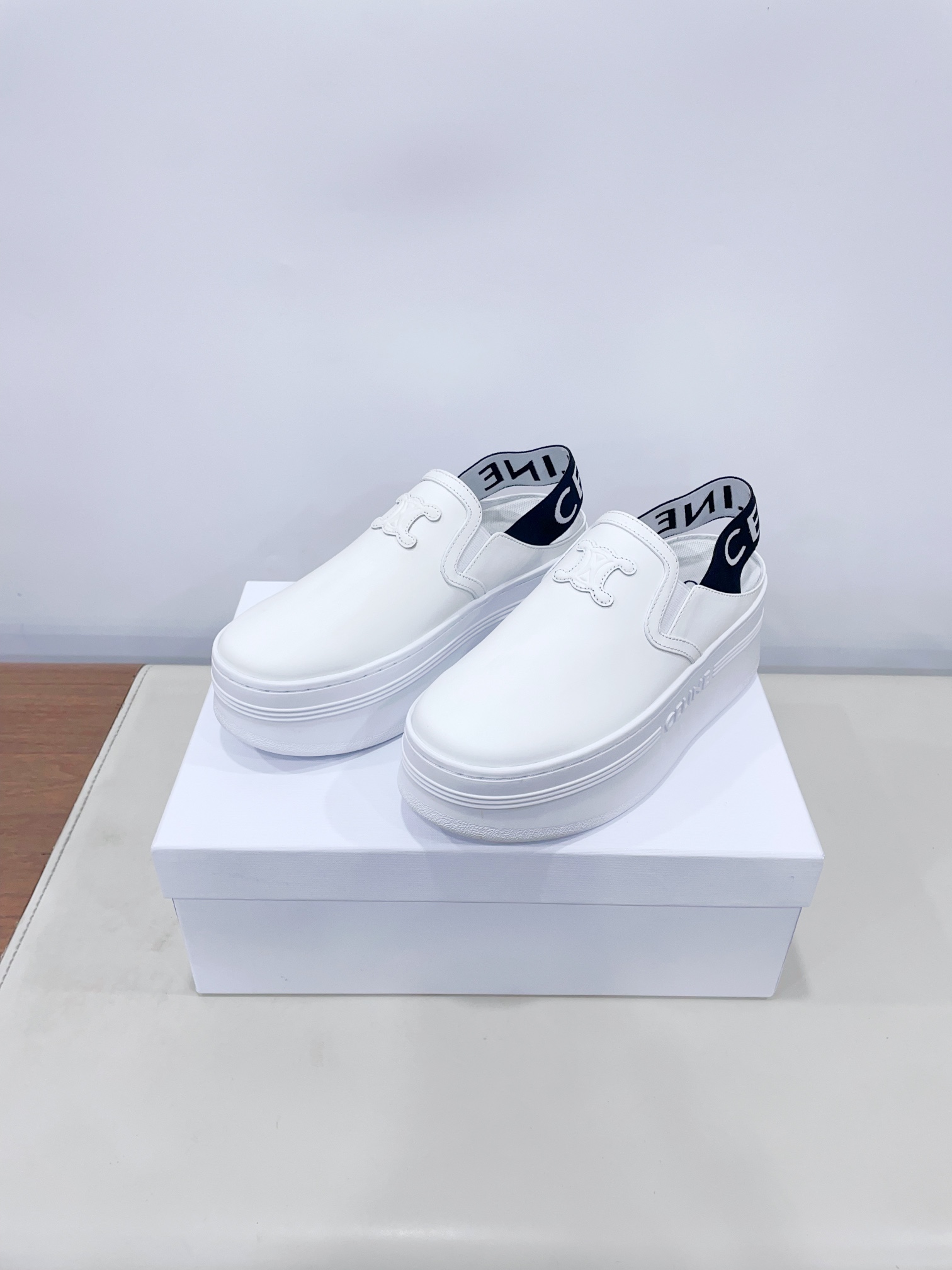 p280
CELIN*思琳赛琳CELINE 厚底 休闲鞋舌和鞋后帮饰有CELINE标志 松紧半拖
鞋后帮和侧面压印CELINE标志厚底面包鞋2025春夏新款女凯旋门徽标系带简单舒服,干净利落,增高显腿细
无论是单穿还是搭配阔腿裤,高街又复古一起来做CELINE女孩
鞋面:原版牛皮
内里:原版内里
大底:原版开模Tpu大底
𝙎𝙞𝙯𝙚:35-40女 (40女定做不退换)
极致性价比出厂,不议价。