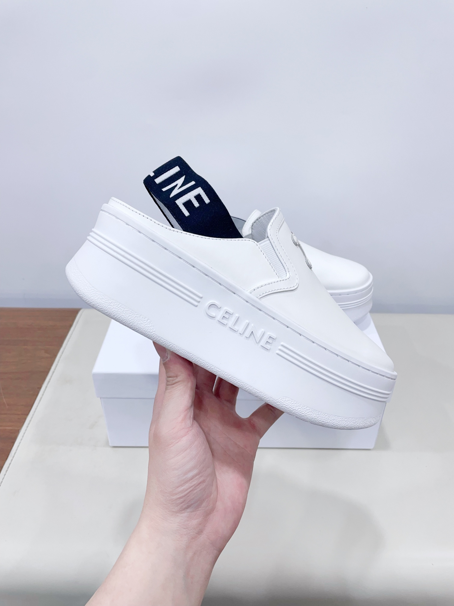 p280
CELIN*思琳赛琳CELINE 厚底 休闲鞋舌和鞋后帮饰有CELINE标志 松紧半拖
鞋后帮和侧面压印CELINE标志厚底面包鞋2025春夏新款女凯旋门徽标系带简单舒服,干净利落,增高显腿细
无论是单穿还是搭配阔腿裤,高街又复古一起来做CELINE女孩
鞋面:原版牛皮
内里:原版内里
大底:原版开模Tpu大底
𝙎𝙞𝙯𝙚:35-40女 (40女定做不退换)
极致性价比出厂,不议价。