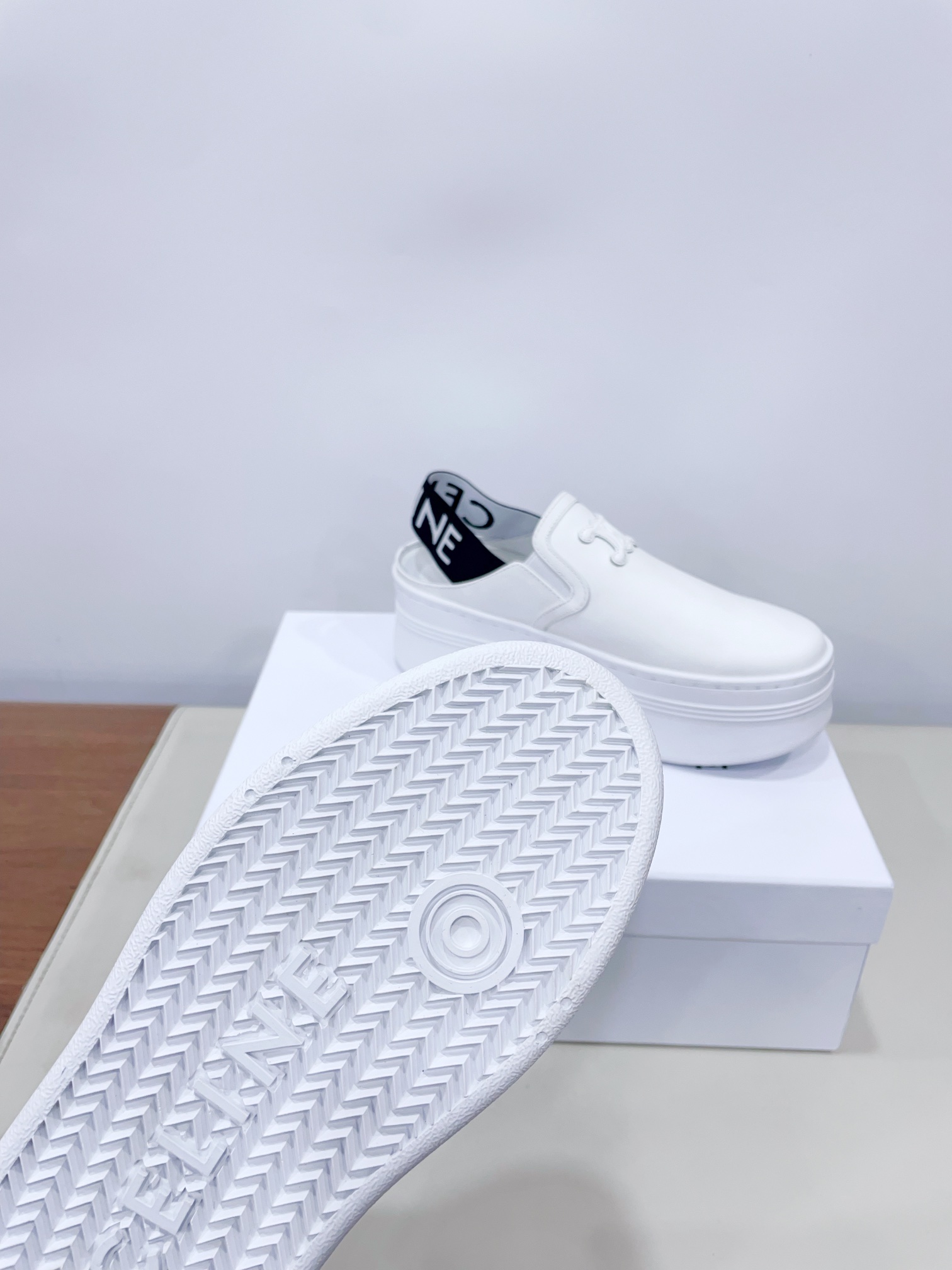 p280
CELIN*思琳赛琳CELINE 厚底 休闲鞋舌和鞋后帮饰有CELINE标志 松紧半拖
鞋后帮和侧面压印CELINE标志厚底面包鞋2025春夏新款女凯旋门徽标系带简单舒服,干净利落,增高显腿细
无论是单穿还是搭配阔腿裤,高街又复古一起来做CELINE女孩
鞋面:原版牛皮
内里:原版内里
大底:原版开模Tpu大底
𝙎𝙞𝙯𝙚:35-40女 (40女定做不退换)
极致性价比出厂,不议价。