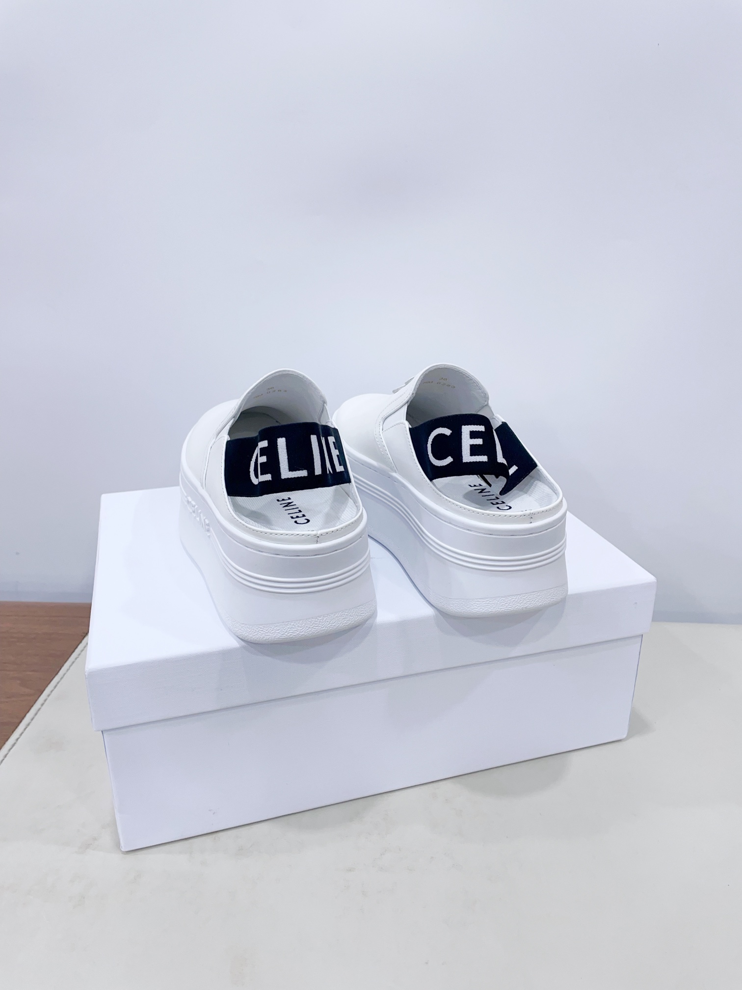 p280
CELIN*思琳赛琳CELINE 厚底 休闲鞋舌和鞋后帮饰有CELINE标志 松紧半拖
鞋后帮和侧面压印CELINE标志厚底面包鞋2025春夏新款女凯旋门徽标系带简单舒服,干净利落,增高显腿细
无论是单穿还是搭配阔腿裤,高街又复古一起来做CELINE女孩
鞋面:原版牛皮
内里:原版内里
大底:原版开模Tpu大底
𝙎𝙞𝙯𝙚:35-40女 (40女定做不退换)
极致性价比出厂,不议价。