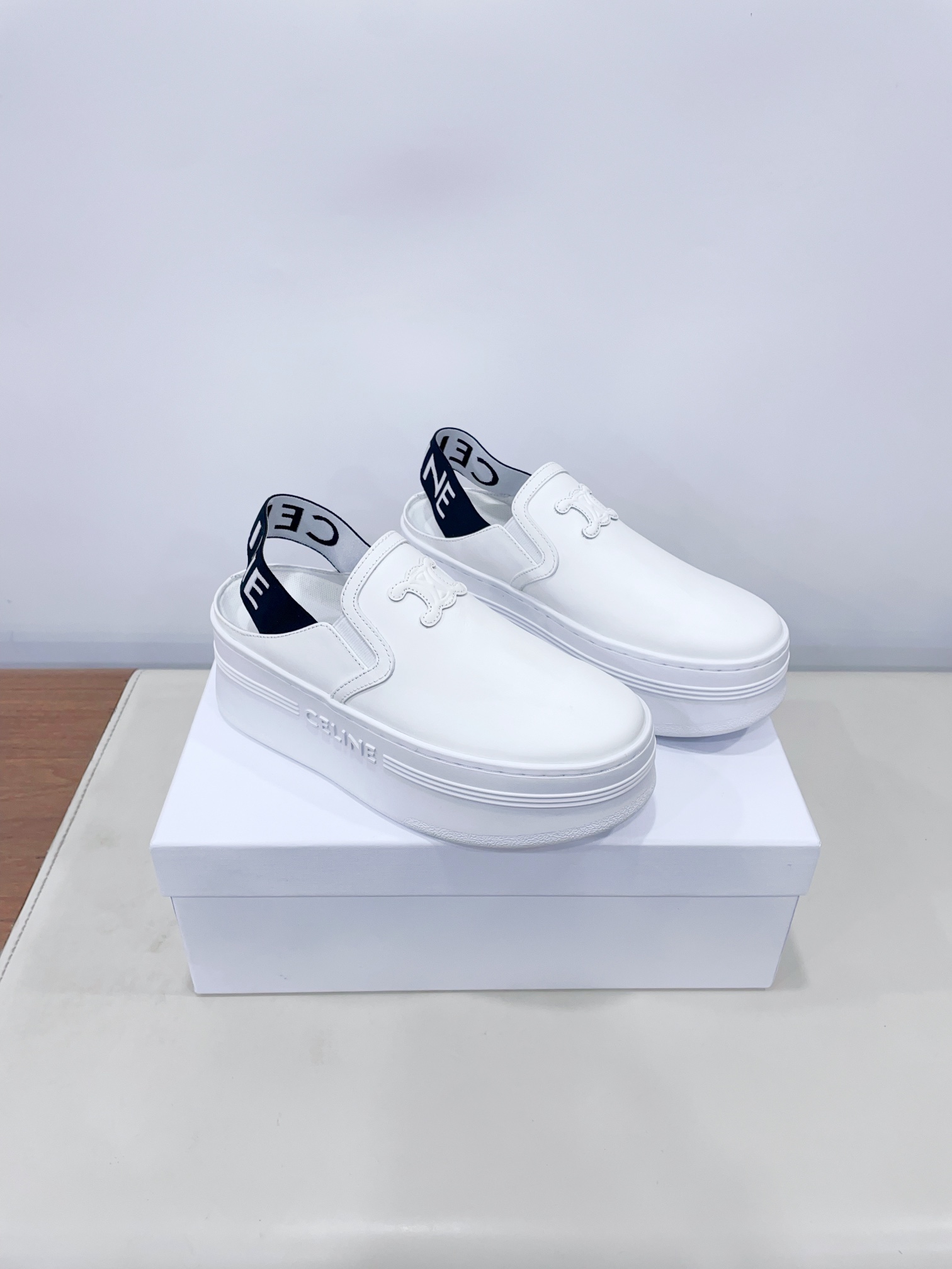 p280
CELIN*思琳赛琳CELINE 厚底 休闲鞋舌和鞋后帮饰有CELINE标志 松紧半拖
鞋后帮和侧面压印CELINE标志厚底面包鞋2025春夏新款女凯旋门徽标系带简单舒服,干净利落,增高显腿细
无论是单穿还是搭配阔腿裤,高街又复古一起来做CELINE女孩
鞋面:原版牛皮
内里:原版内里
大底:原版开模Tpu大底
𝙎𝙞𝙯𝙚:35-40女 (40女定做不退换)
极致性价比出厂,不议价。