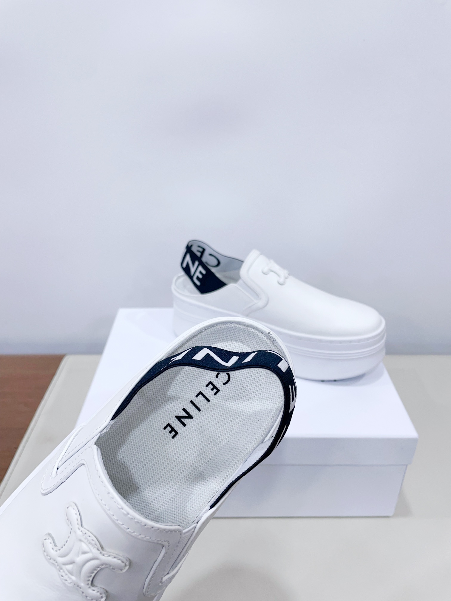 p280
CELIN*思琳赛琳CELINE 厚底 休闲鞋舌和鞋后帮饰有CELINE标志 松紧半拖
鞋后帮和侧面压印CELINE标志厚底面包鞋2025春夏新款女凯旋门徽标系带简单舒服,干净利落,增高显腿细
无论是单穿还是搭配阔腿裤,高街又复古一起来做CELINE女孩
鞋面:原版牛皮
内里:原版内里
大底:原版开模Tpu大底
𝙎𝙞𝙯𝙚:35-40女 (40女定做不退换)
极致性价比出厂,不议价。