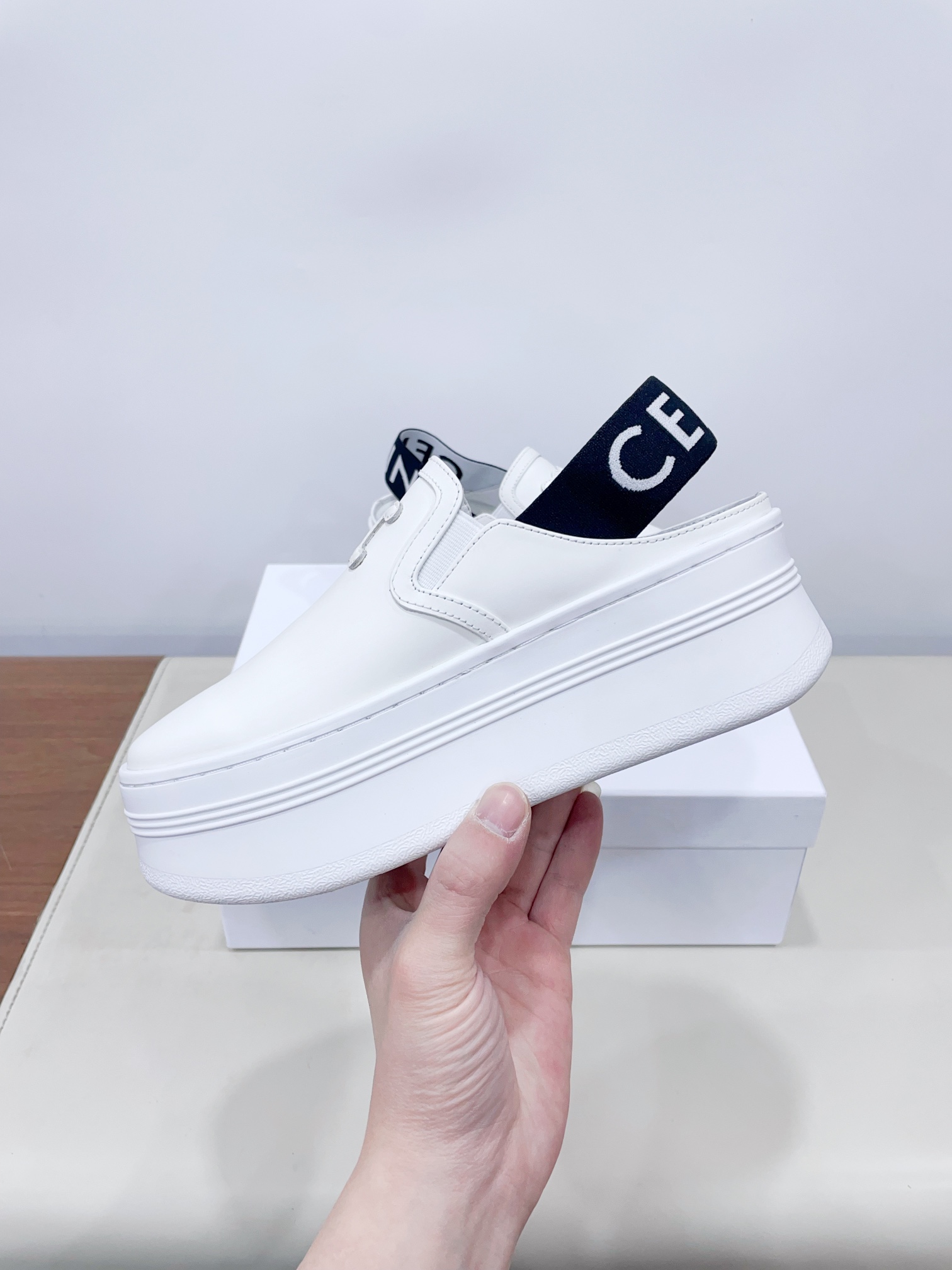 p280
CELIN*思琳赛琳CELINE 厚底 休闲鞋舌和鞋后帮饰有CELINE标志 松紧半拖
鞋后帮和侧面压印CELINE标志厚底面包鞋2025春夏新款女凯旋门徽标系带简单舒服,干净利落,增高显腿细
无论是单穿还是搭配阔腿裤,高街又复古一起来做CELINE女孩
鞋面:原版牛皮
内里:原版内里
大底:原版开模Tpu大底
𝙎𝙞𝙯𝙚:35-40女 (40女定做不退换)
极致性价比出厂,不议价。
