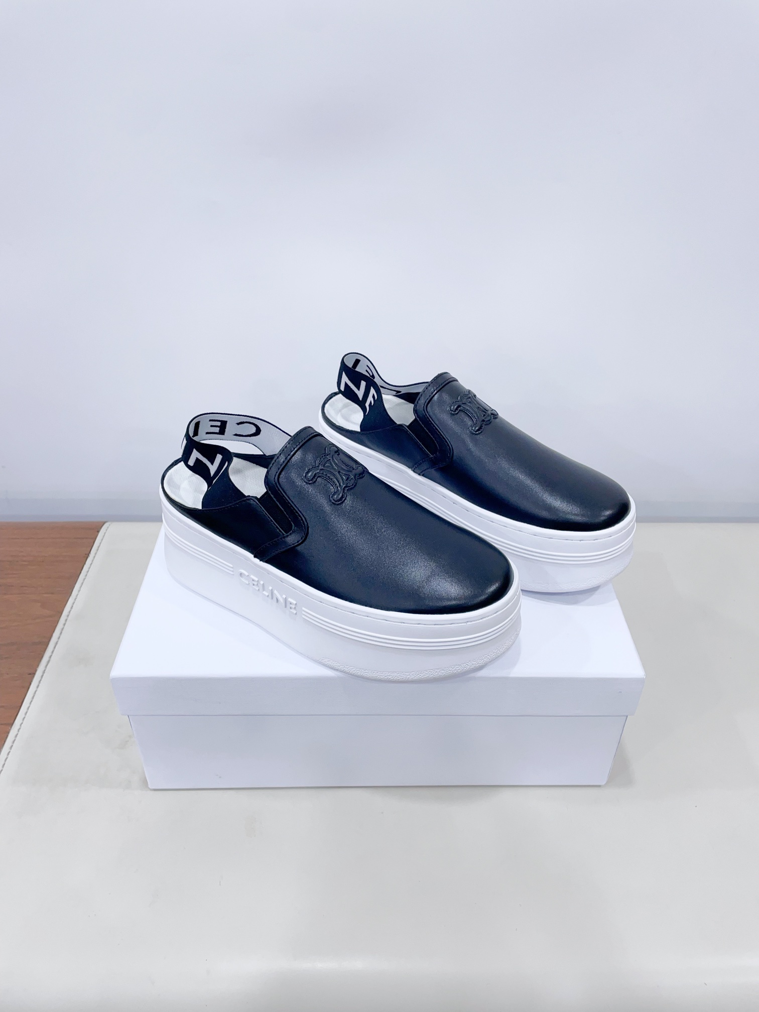p280
CELIN*思琳赛琳CELINE 厚底 休闲鞋舌和鞋后帮饰有CELINE标志 松紧半拖
鞋后帮和侧面压印CELINE标志厚底面包鞋2025春夏新款女凯旋门徽标系带简单舒服,干净利落,增高显腿细
无论是单穿还是搭配阔腿裤,高街又复古一起来做CELINE女孩
鞋面:原版牛皮
内里:原版内里
大底:原版开模Tpu大底
𝙎𝙞𝙯𝙚:35-40女 (40女定做不退换)
极致性价比出厂,不议价。