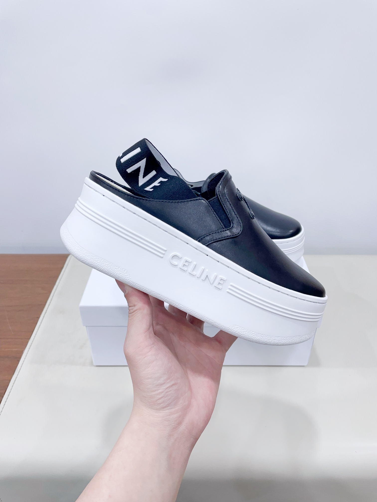 p280
CELIN*思琳赛琳CELINE 厚底 休闲鞋舌和鞋后帮饰有CELINE标志 松紧半拖
鞋后帮和侧面压印CELINE标志厚底面包鞋2025春夏新款女凯旋门徽标系带简单舒服,干净利落,增高显腿细
无论是单穿还是搭配阔腿裤,高街又复古一起来做CELINE女孩
鞋面:原版牛皮
内里:原版内里
大底:原版开模Tpu大底
𝙎𝙞𝙯𝙚:35-40女 (40女定做不退换)
极致性价比出厂,不议价。