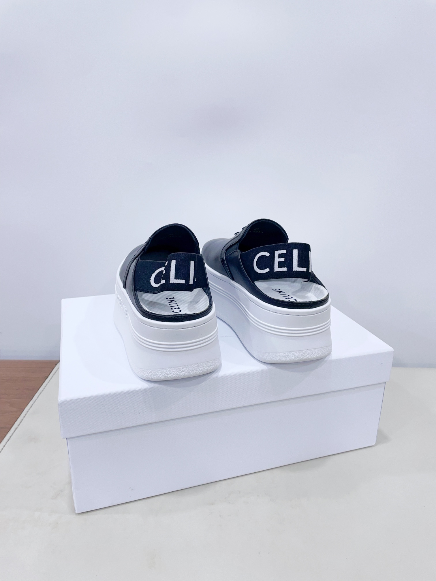 p280
CELIN*思琳赛琳CELINE 厚底 休闲鞋舌和鞋后帮饰有CELINE标志 松紧半拖
鞋后帮和侧面压印CELINE标志厚底面包鞋2025春夏新款女凯旋门徽标系带简单舒服,干净利落,增高显腿细
无论是单穿还是搭配阔腿裤,高街又复古一起来做CELINE女孩
鞋面:原版牛皮
内里:原版内里
大底:原版开模Tpu大底
𝙎𝙞𝙯𝙚:35-40女 (40女定做不退换)
极致性价比出厂,不议价。