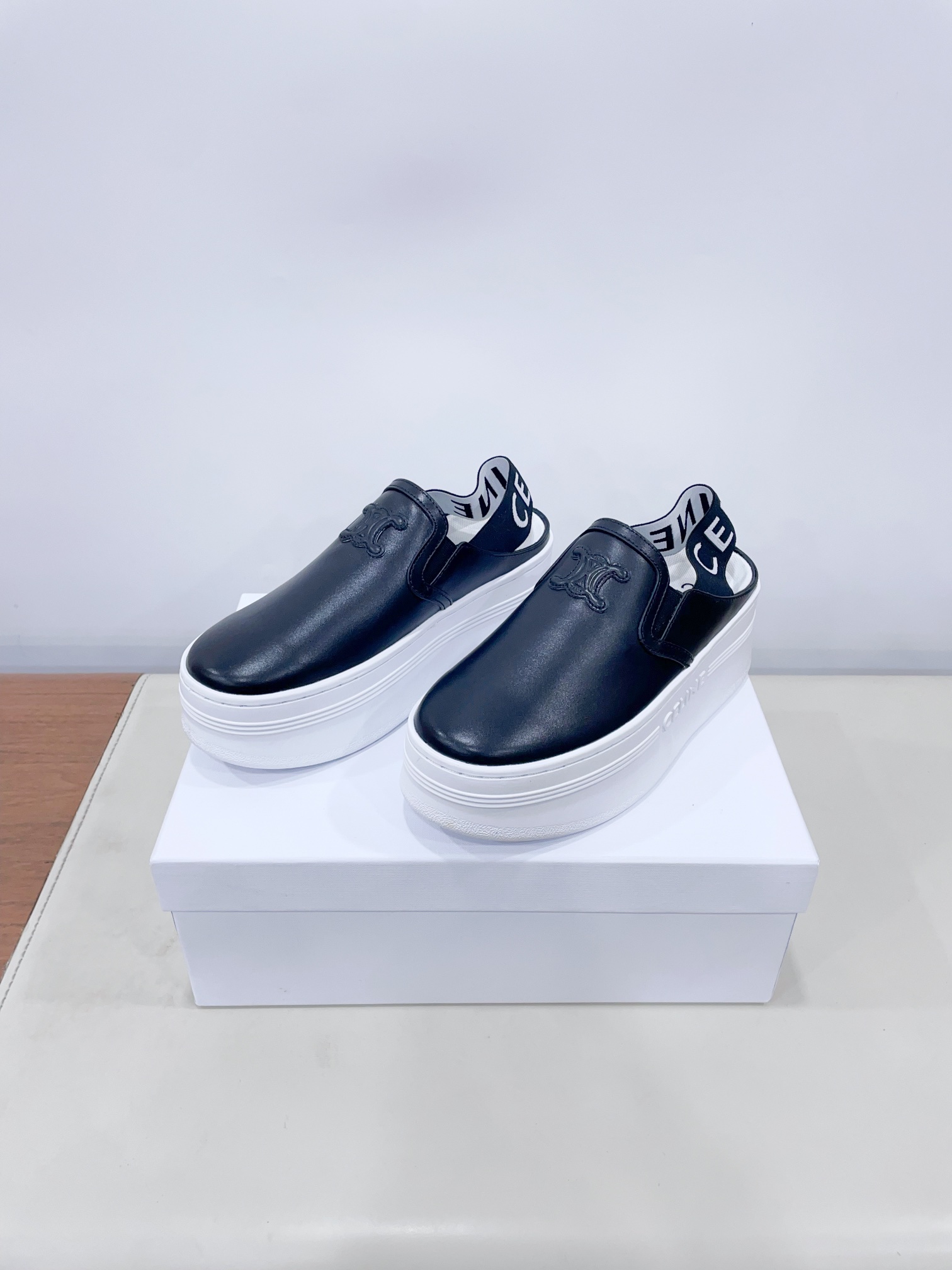 p280
CELIN*思琳赛琳CELINE 厚底 休闲鞋舌和鞋后帮饰有CELINE标志 松紧半拖
鞋后帮和侧面压印CELINE标志厚底面包鞋2025春夏新款女凯旋门徽标系带简单舒服,干净利落,增高显腿细
无论是单穿还是搭配阔腿裤,高街又复古一起来做CELINE女孩
鞋面:原版牛皮
内里:原版内里
大底:原版开模Tpu大底
𝙎𝙞𝙯𝙚:35-40女 (40女定做不退换)
极致性价比出厂,不议价。