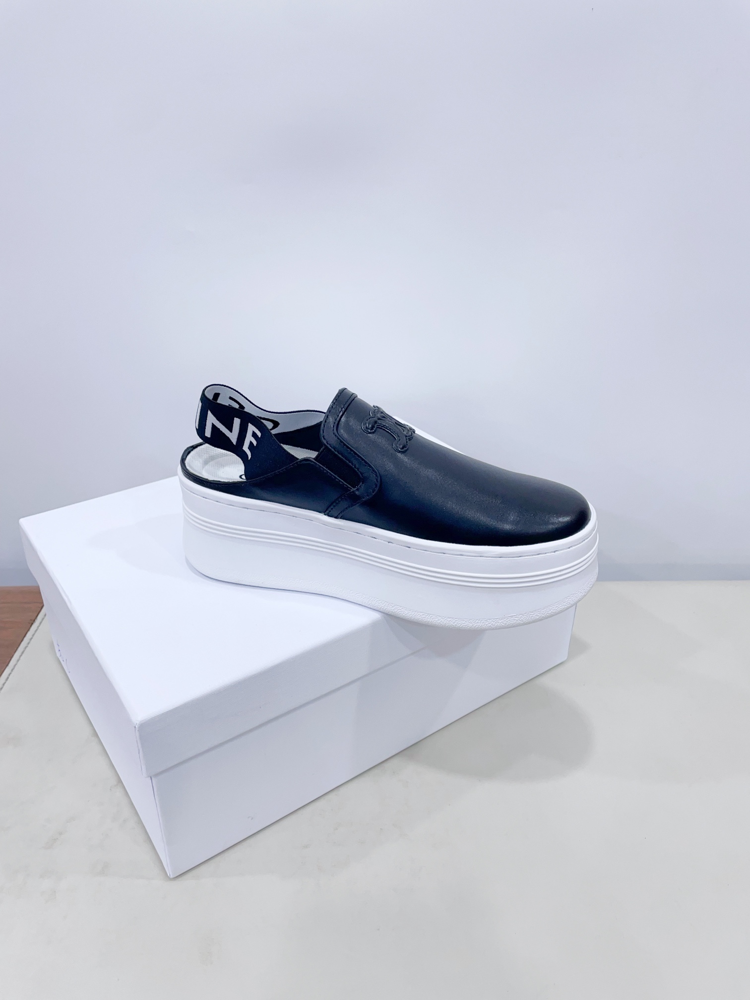 p280
CELIN*思琳赛琳CELINE 厚底 休闲鞋舌和鞋后帮饰有CELINE标志 松紧半拖
鞋后帮和侧面压印CELINE标志厚底面包鞋2025春夏新款女凯旋门徽标系带简单舒服,干净利落,增高显腿细
无论是单穿还是搭配阔腿裤,高街又复古一起来做CELINE女孩
鞋面:原版牛皮
内里:原版内里
大底:原版开模Tpu大底
𝙎𝙞𝙯𝙚:35-40女 (40女定做不退换)
极致性价比出厂,不议价。