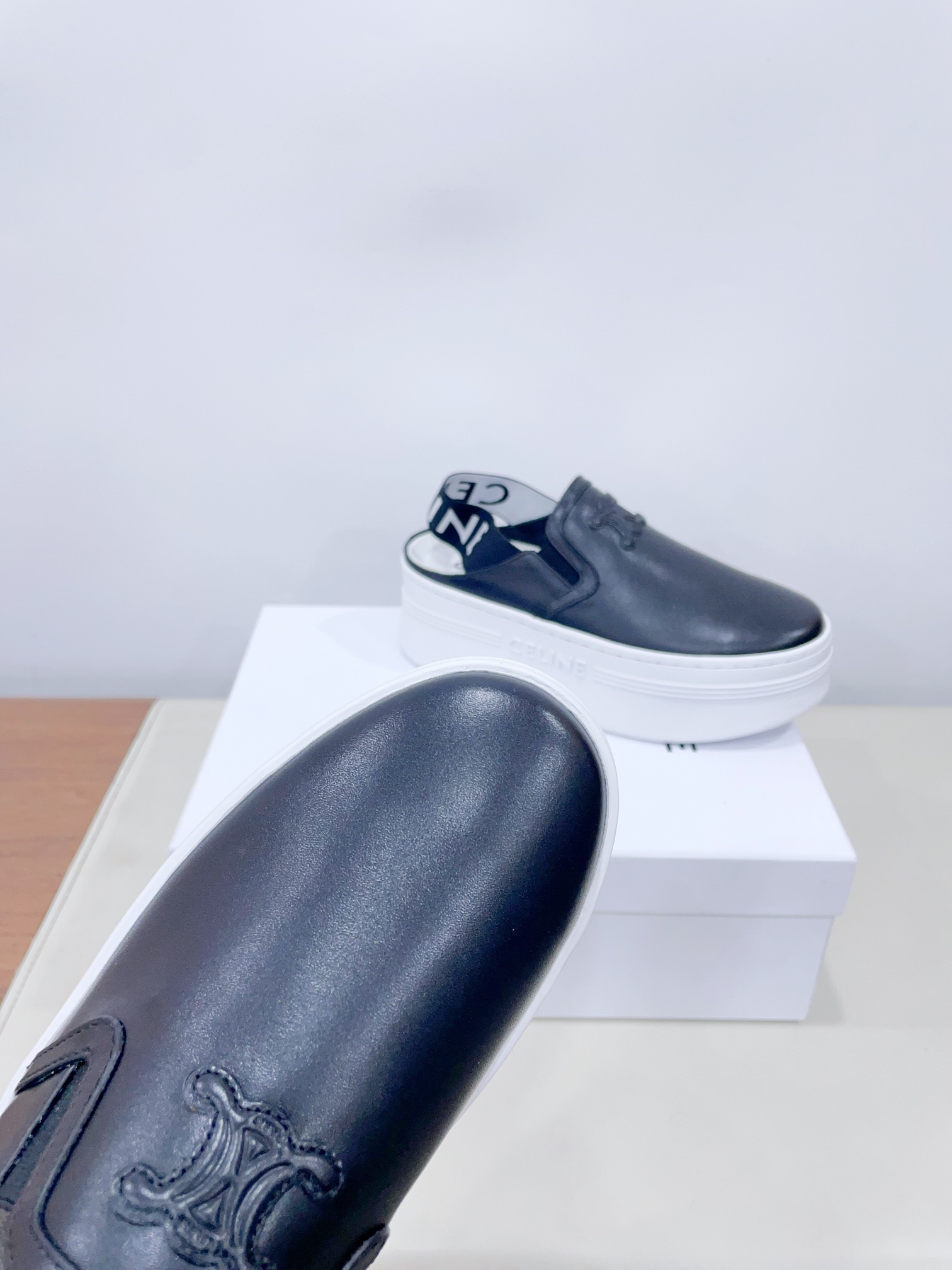 p280
CELIN*思琳赛琳CELINE 厚底 休闲鞋舌和鞋后帮饰有CELINE标志 松紧半拖
鞋后帮和侧面压印CELINE标志厚底面包鞋2025春夏新款女凯旋门徽标系带简单舒服,干净利落,增高显腿细
无论是单穿还是搭配阔腿裤,高街又复古一起来做CELINE女孩
鞋面:原版牛皮
内里:原版内里
大底:原版开模Tpu大底
𝙎𝙞𝙯𝙚:35-40女 (40女定做不退换)
极致性价比出厂,不议价。