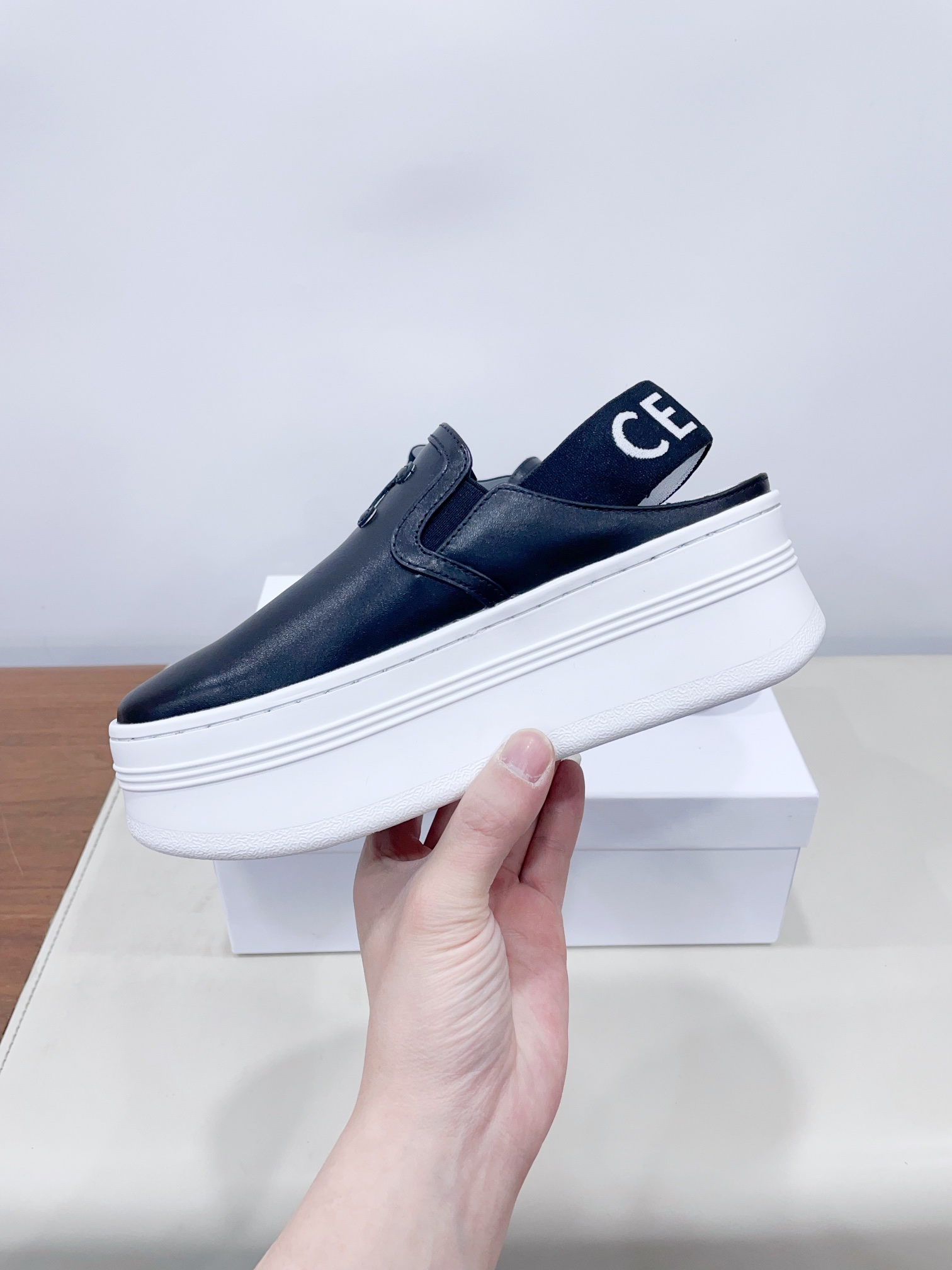 p280
CELIN*思琳赛琳CELINE 厚底 休闲鞋舌和鞋后帮饰有CELINE标志 松紧半拖
鞋后帮和侧面压印CELINE标志厚底面包鞋2025春夏新款女凯旋门徽标系带简单舒服,干净利落,增高显腿细
无论是单穿还是搭配阔腿裤,高街又复古一起来做CELINE女孩
鞋面:原版牛皮
内里:原版内里
大底:原版开模Tpu大底
𝙎𝙞𝙯𝙚:35-40女 (40女定做不退换)
极致性价比出厂,不议价。