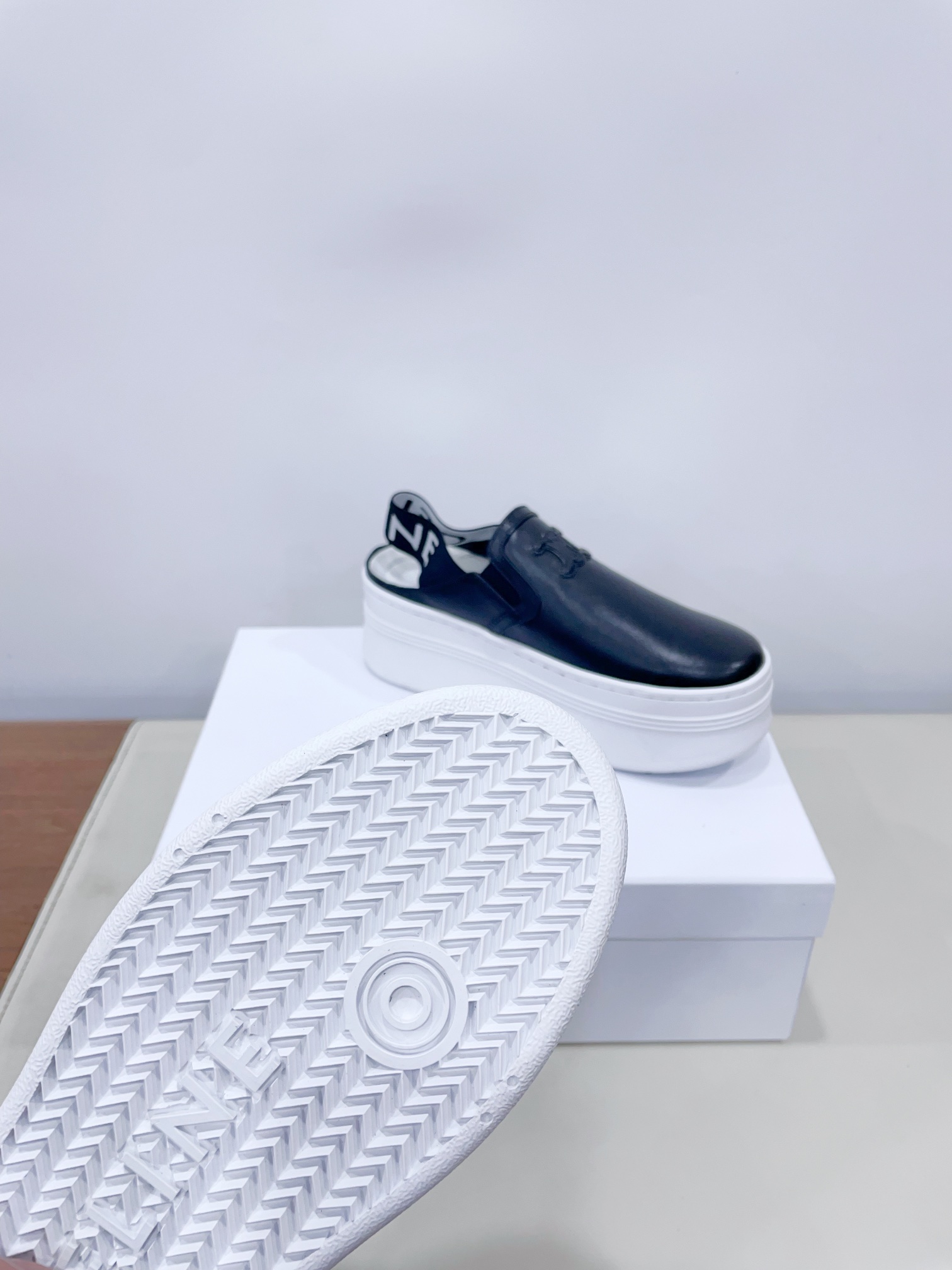 p280
CELIN*思琳赛琳CELINE 厚底 休闲鞋舌和鞋后帮饰有CELINE标志 松紧半拖
鞋后帮和侧面压印CELINE标志厚底面包鞋2025春夏新款女凯旋门徽标系带简单舒服,干净利落,增高显腿细
无论是单穿还是搭配阔腿裤,高街又复古一起来做CELINE女孩
鞋面:原版牛皮
内里:原版内里
大底:原版开模Tpu大底
𝙎𝙞𝙯𝙚:35-40女 (40女定做不退换)
极致性价比出厂,不议价。