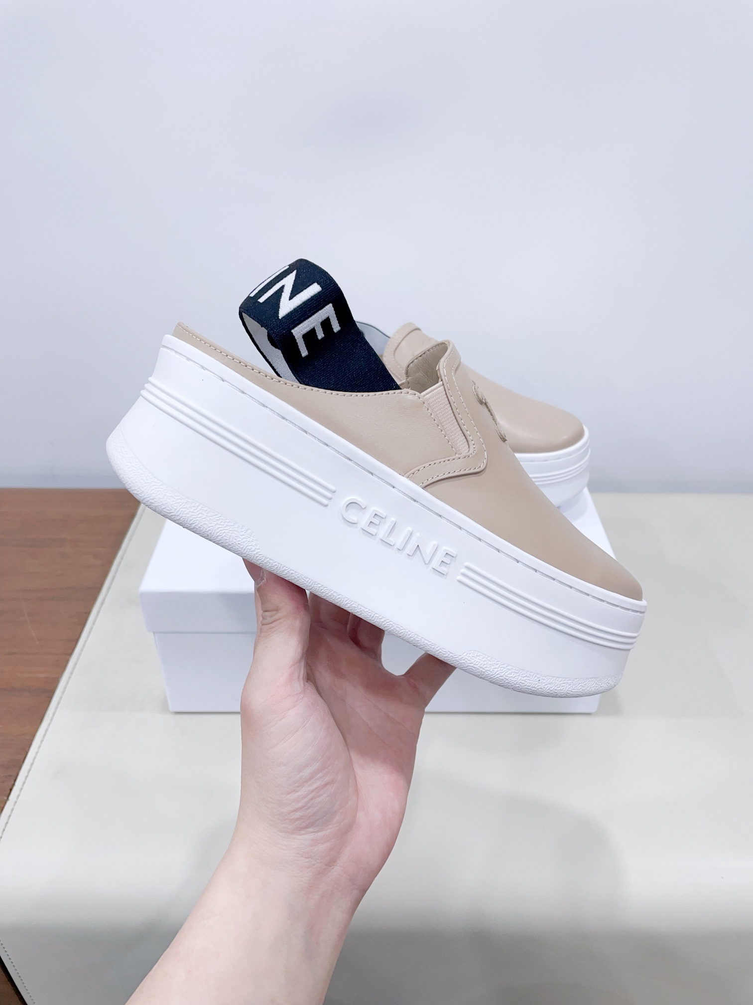 p280
CELIN*思琳赛琳CELINE 厚底 休闲鞋舌和鞋后帮饰有CELINE标志 松紧半拖
鞋后帮和侧面压印CELINE标志厚底面包鞋2025春夏新款女凯旋门徽标系带简单舒服,干净利落,增高显腿细
无论是单穿还是搭配阔腿裤,高街又复古一起来做CELINE女孩
鞋面:原版牛皮
内里:原版内里
大底:原版开模Tpu大底
𝙎𝙞𝙯𝙚:35-40女 (40女定做不退换)
极致性价比出厂,不议价。
