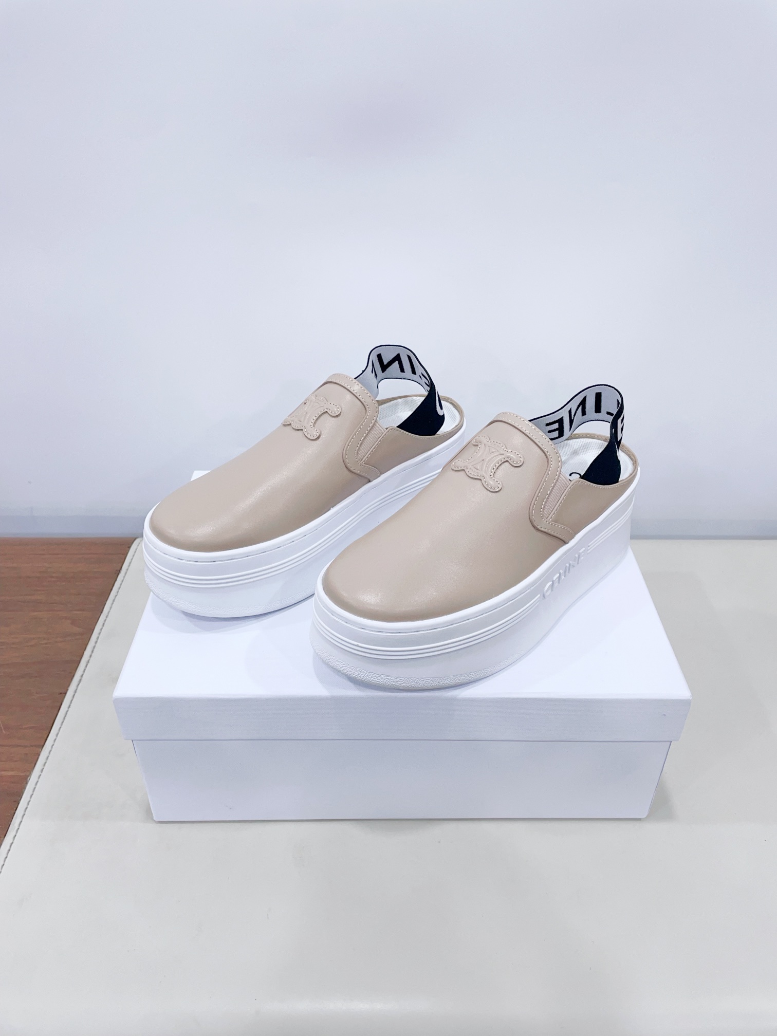 p280
CELIN*思琳赛琳CELINE 厚底 休闲鞋舌和鞋后帮饰有CELINE标志 松紧半拖
鞋后帮和侧面压印CELINE标志厚底面包鞋2025春夏新款女凯旋门徽标系带简单舒服,干净利落,增高显腿细
无论是单穿还是搭配阔腿裤,高街又复古一起来做CELINE女孩
鞋面:原版牛皮
内里:原版内里
大底:原版开模Tpu大底
𝙎𝙞𝙯𝙚:35-40女 (40女定做不退换)
极致性价比出厂,不议价。
