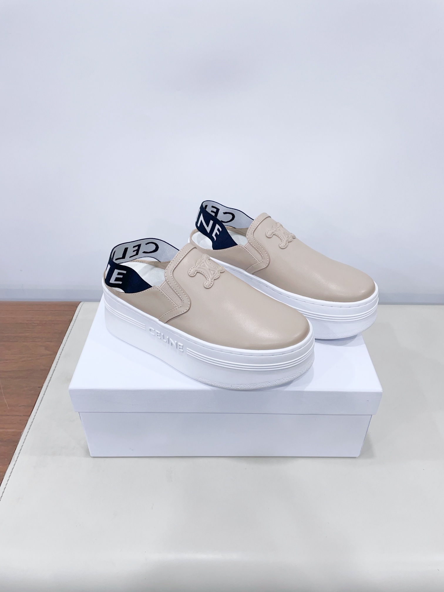 p280
CELIN*思琳赛琳CELINE 厚底 休闲鞋舌和鞋后帮饰有CELINE标志 松紧半拖
鞋后帮和侧面压印CELINE标志厚底面包鞋2025春夏新款女凯旋门徽标系带简单舒服,干净利落,增高显腿细
无论是单穿还是搭配阔腿裤,高街又复古一起来做CELINE女孩
鞋面:原版牛皮
内里:原版内里
大底:原版开模Tpu大底
𝙎𝙞𝙯𝙚:35-40女 (40女定做不退换)
极致性价比出厂,不议价。