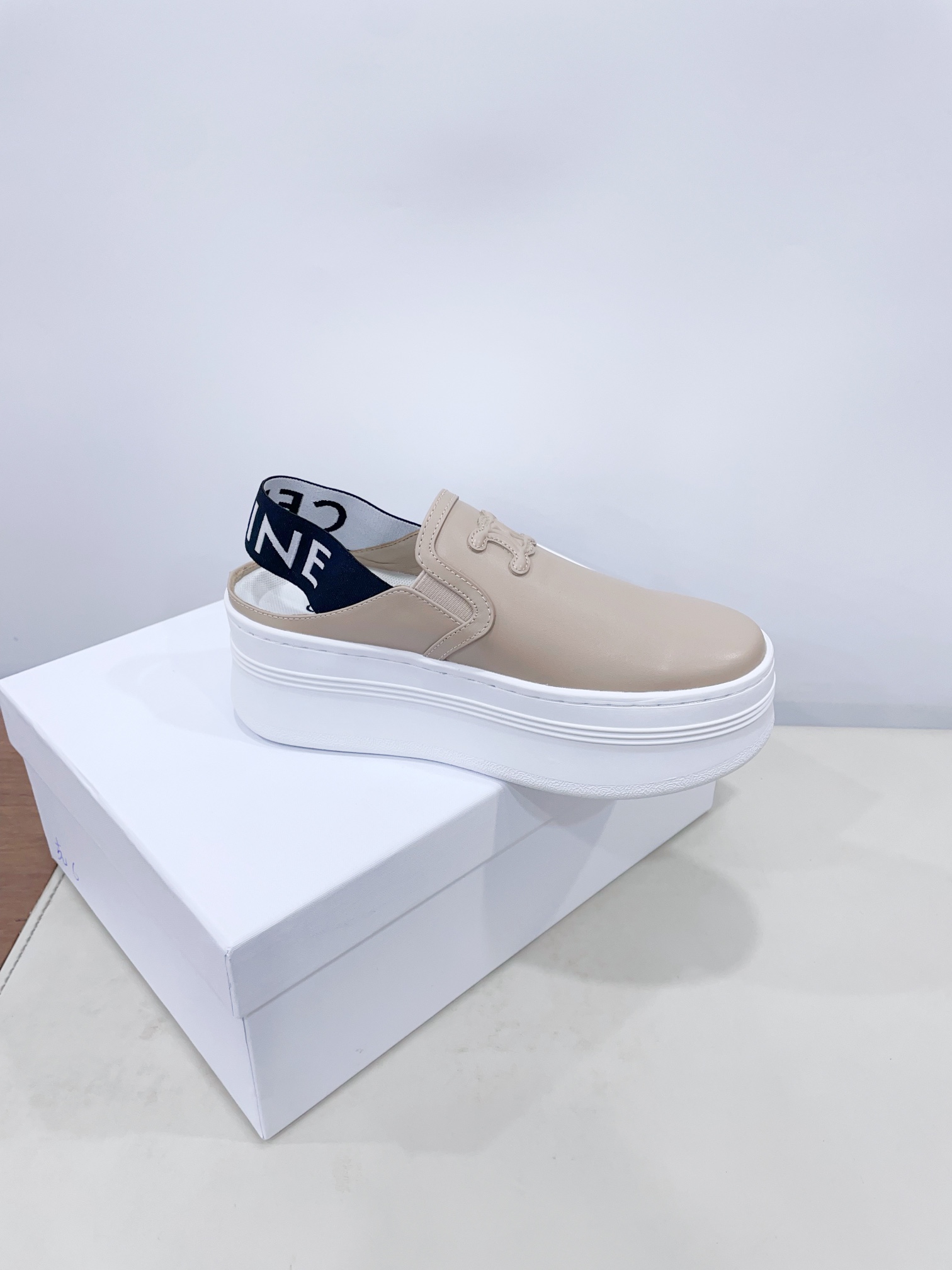 p280
CELIN*思琳赛琳CELINE 厚底 休闲鞋舌和鞋后帮饰有CELINE标志 松紧半拖
鞋后帮和侧面压印CELINE标志厚底面包鞋2025春夏新款女凯旋门徽标系带简单舒服,干净利落,增高显腿细
无论是单穿还是搭配阔腿裤,高街又复古一起来做CELINE女孩
鞋面:原版牛皮
内里:原版内里
大底:原版开模Tpu大底
𝙎𝙞𝙯𝙚:35-40女 (40女定做不退换)
极致性价比出厂,不议价。