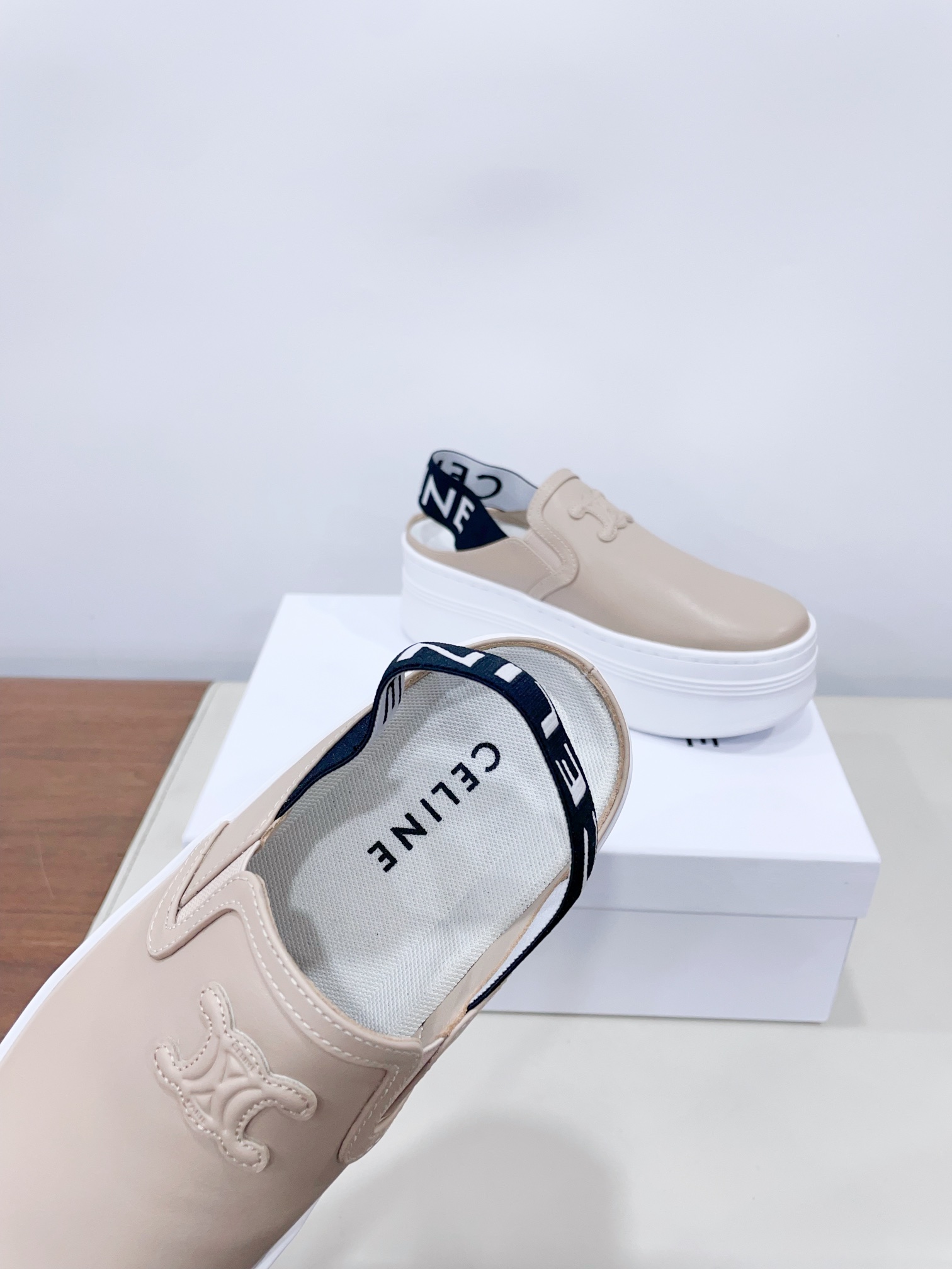 p280
CELIN*思琳赛琳CELINE 厚底 休闲鞋舌和鞋后帮饰有CELINE标志 松紧半拖
鞋后帮和侧面压印CELINE标志厚底面包鞋2025春夏新款女凯旋门徽标系带简单舒服,干净利落,增高显腿细
无论是单穿还是搭配阔腿裤,高街又复古一起来做CELINE女孩
鞋面:原版牛皮
内里:原版内里
大底:原版开模Tpu大底
𝙎𝙞𝙯𝙚:35-40女 (40女定做不退换)
极致性价比出厂,不议价。