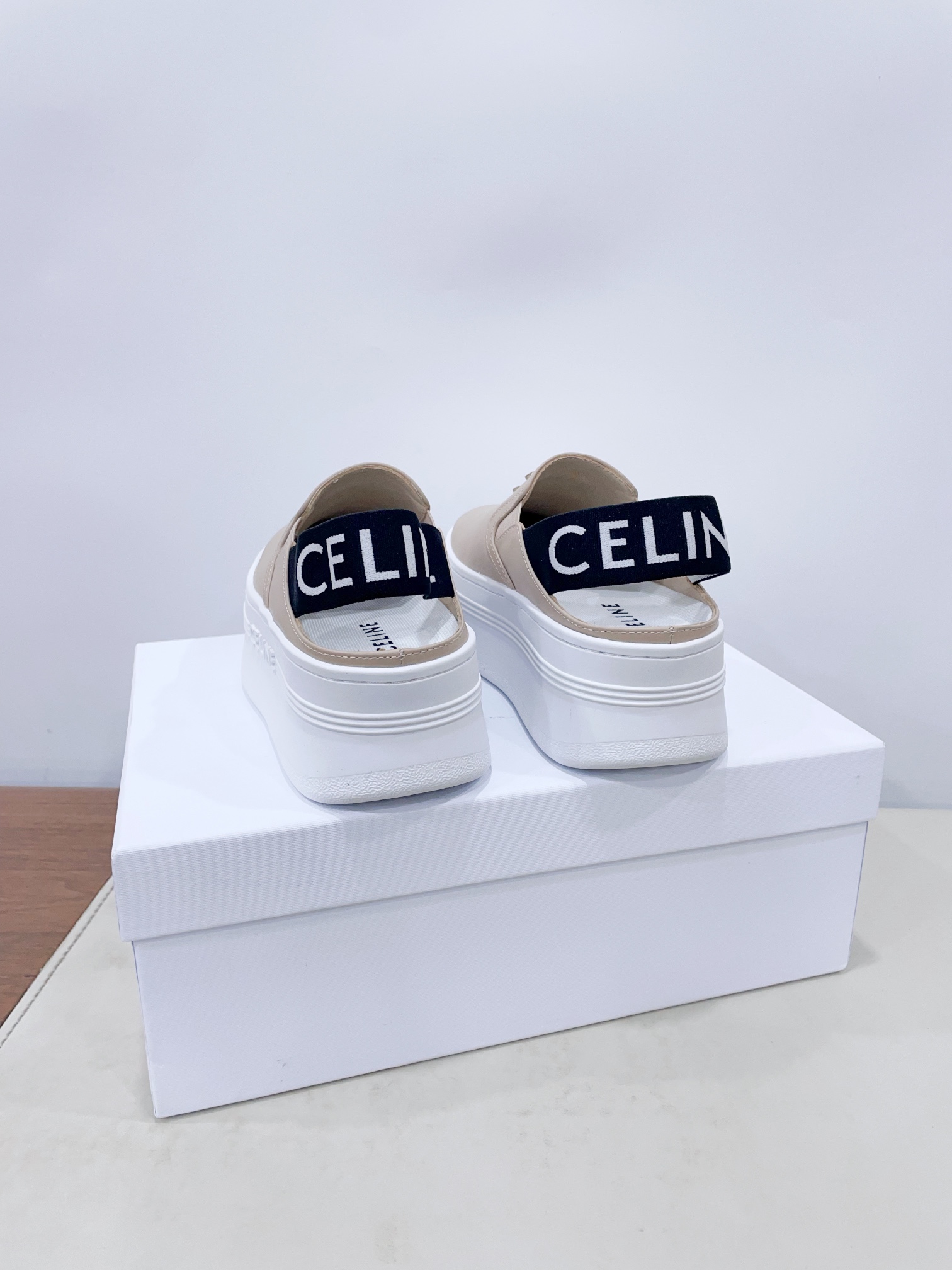 p280
CELIN*思琳赛琳CELINE 厚底 休闲鞋舌和鞋后帮饰有CELINE标志 松紧半拖
鞋后帮和侧面压印CELINE标志厚底面包鞋2025春夏新款女凯旋门徽标系带简单舒服,干净利落,增高显腿细
无论是单穿还是搭配阔腿裤,高街又复古一起来做CELINE女孩
鞋面:原版牛皮
内里:原版内里
大底:原版开模Tpu大底
𝙎𝙞𝙯𝙚:35-40女 (40女定做不退换)
极致性价比出厂,不议价。
