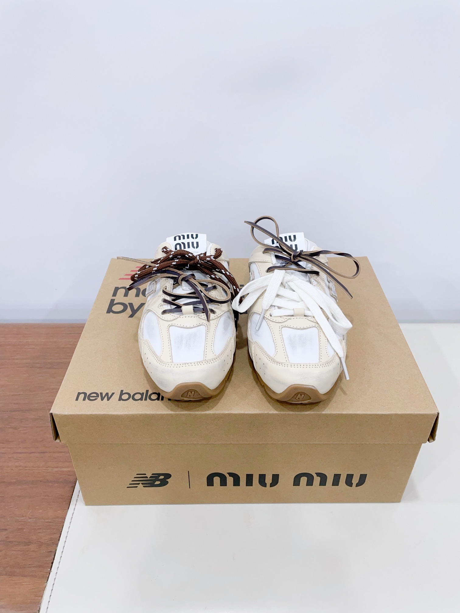 NO:262686,Price Miu Mi* x New Balanc* sneakers semi-mopping style The popular Miu sneakers are finally half-mopping, which is simply a boon for lazy people. In addition to the brown existing in spring and summer, this joint series of semi-mopping styles also have new colors in autumn and winter. White old styles are white old styles. The upper maintains the design of the sneakers. The glossy leather surface is accompanied by local polishing and aging technology, and is matched with brown and white shoelaces. The sporty and relaxing feeling are both important. The upper is cowhide/cow back-fleece 35-40 women 39-45 men (40 women 45 men custom-made without return and exchange) Extreme cost-effectiveness, no bargaining., casual shoes/sports shoes, miumiu, sneakers, cowhide19860909Price Miu Mi* x New Balanc* 球鞋半拖款 大火的Miu运动鞋 终于出半拖了 简直是懒人福音 除了春夏已有的棕色以外,这个联名系列的半拖 款还有秋冬新色 白色做旧款,鞋面保持了运动鞋款的设计,光面皮质的表面加以局部擦色做旧的工艺,配以棕色和白色的鞋带,运动感和松弛感并重 鞋面牛皮做旧/牛反绒 35-40女39-45男（40女45男定做不退换） 极致性价比,不议价.,休闲鞋/运动鞋,miumiu,sneakers,cowhide,Women's Shoes