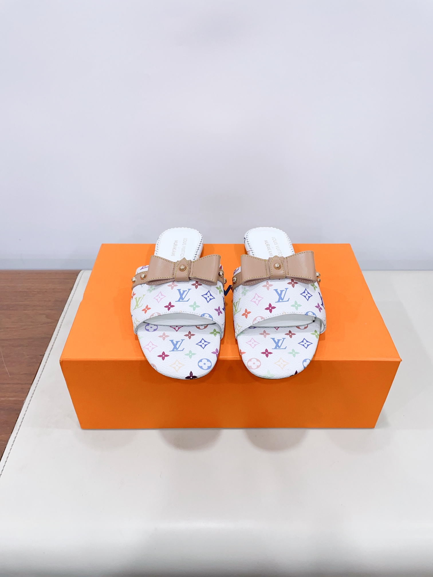 NO:262719,Price Louis Vuitto Spring and Summer Bow Fashion Slippers The most popular item on the spring and summer show. Many supermodels put their feet. Simple and elegant and very versatile. The upper is made of original cowhide; full leather bag naked pure hand-sewn upper, LV hardware buckle logo embellishment. The inner is water-dyed cowhide, breathable, comfortable and wear-resistant. Italian leather outsole 35-40 women (customized for 40 women, no return or exchange) The ultimate cost-effectiveness, no bargaining., slippers, louis vuitton, louis vuitton, louis vuitton, slippers, cowhide, Leather soles19860909Price Louis Vuitto路易威登春夏蝴蝶结时装拖鞋 春夏秀场出镜率最高的一款单品 超多名模上脚 简约大方非常百搭 鞋面采用原版牛皮； 全皮包裸纯手工缝纫鞋面,LV五金扣标识点缀 内里采用水染牛皮,透气舒适耐磨 意大利真皮大底 35-40女（40女定做不退换） 极致性价比,不议价.,拖鞋,louis vuitton,louis vuitton,louis vuitton,slippers,cowhide,Leather soles,Women's Shoes