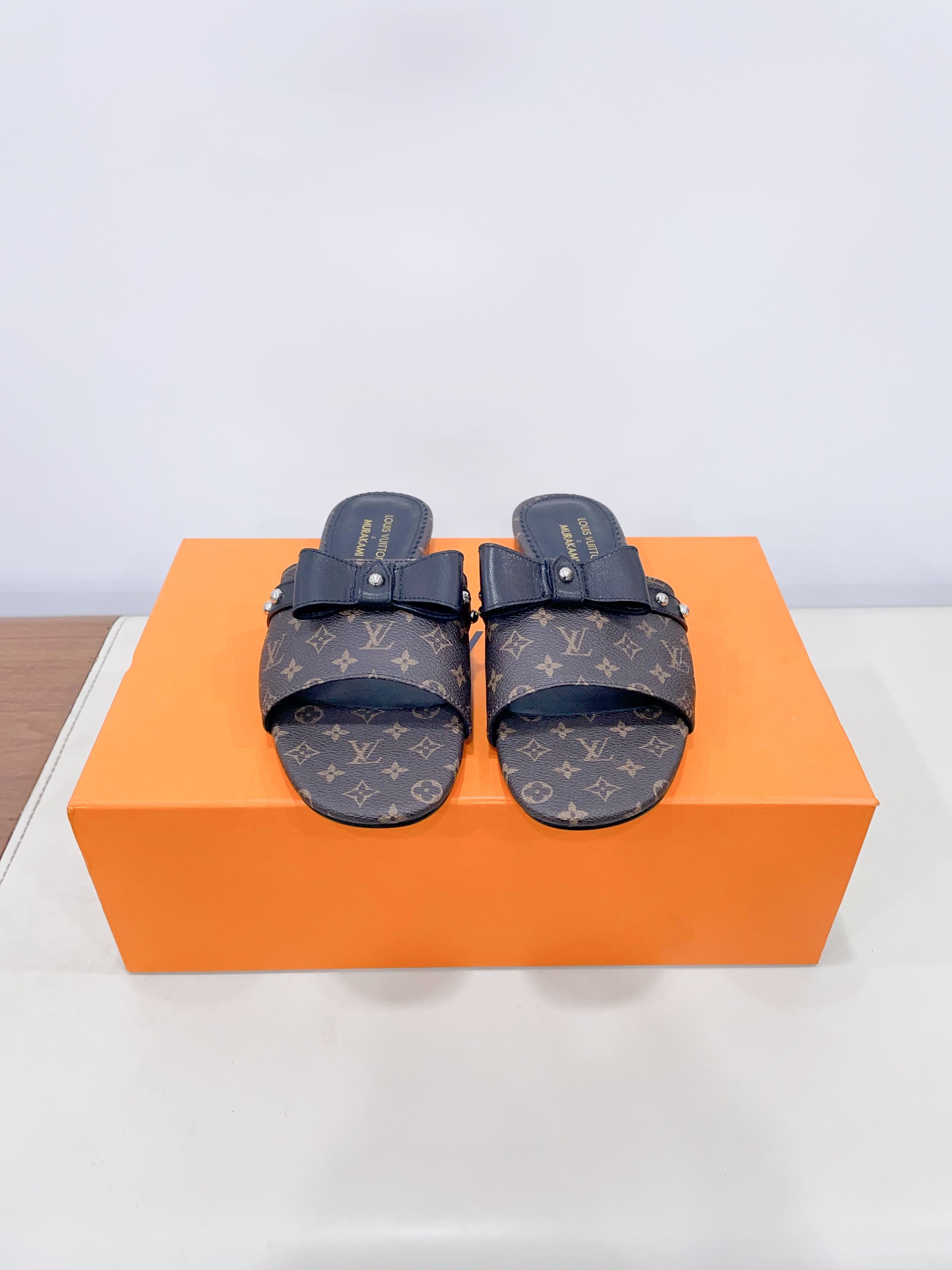 NO:262721,Price Louis Vuitton Spring and Summer Bow Fashion Slippers The most popular item on the spring and summer show. Many supermodels put their feet. Simple and elegant and very versatile. The upper is made of original cowhide; full leather bag naked pure hand-sewn upper, LV hardware buckle logo embellishment. The inner is water-dyed cowhide, breathable, comfortable and wear-resistant. Italian leather outsole 35-40 women (customized for 40 women, no return or exchange) The ultimate cost-effectiveness, no bargaining., slippers, louis vuitton, louis vuitton, louis vuitton, slippers, cowhide, Leather soles19860909Price Louis Vuitton 路易威登春夏蝴蝶结时装拖鞋 春夏秀场出镜率最高的一款单品 超多名模上脚 简约大方非常百搭 鞋面采用原版牛皮； 全皮包裸纯手工缝纫鞋面,LV五金扣标识点缀 内里采用水染牛皮,透气舒适耐磨 意大利真皮大底 35-40女（40女定做不退换） 极致性价比,不议价.,拖鞋,louis vuitton,louis vuitton,louis vuitton,slippers,cowhide,Leather soles,Women's Shoes