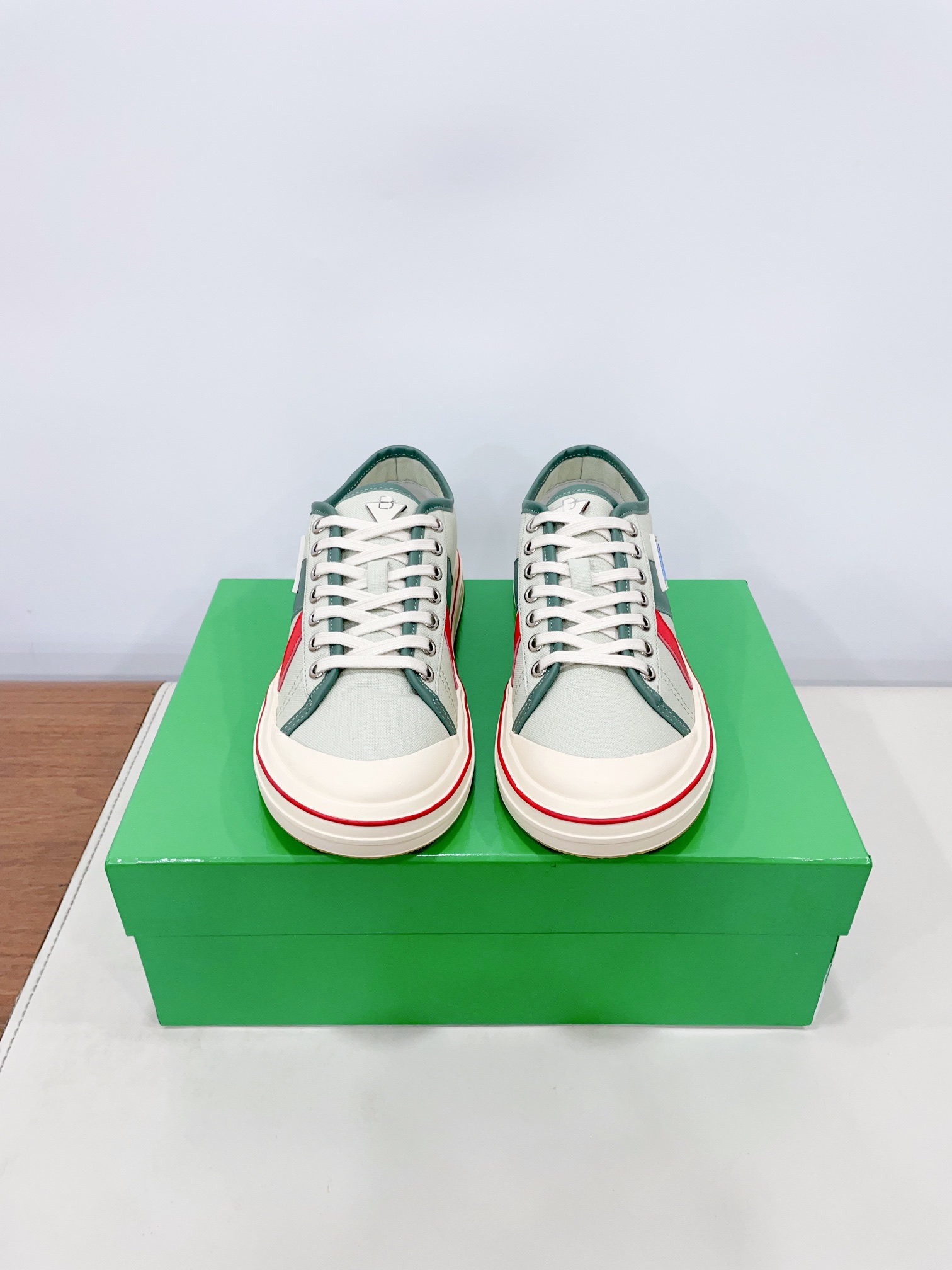 NO:228457,Price BOTTEGA VENETA BV25ss The new retro Eliot sneakers are now on the market! BV's new Eliot is inspired by retro basketball shoes, and the childlike colors are youthful and energetic! The same style for men and women, you can wear couple shoes. The whole shoe is breathable and comfortable, the canvas upper is light, and the upper and splicing are wrapped in soft and luxurious sheepskin inlay. The red line on each shoe is hand-painted, which is more tasteful and attitude! 35-40 Women 39-45 Men (40 Women 45 Men Customized for No Returns and Exchanges) Extreme cost-effectiveness, no bargaining., Casual shoes/sports shoes, bottega veneta, bottega veneta, bottega veneta, sneakers, sheepskin19860909Price BOTTEGA VENETA BV25ss 新款复古Eliot运动鞋上市即封神! BV全新的 Eliot以复古篮球鞋为设计灵感,童趣 的色彩焕发青春活力!男女同款,可以做情侣鞋穿着哦 整个鞋子透气舒适,帆布鞋面自重轻盈,鞋帮和拼接处以柔软奢华的羊皮镶嵌包裹 每只鞋边的红线均为手工绘画,更具品味与态度喔! 35-40女39-45男（40女45男定做不退换） 极致性价比,不议价.,休闲鞋/运动鞋,bottega veneta,bottega veneta,sneakers,sheepskin,Women's Shoes