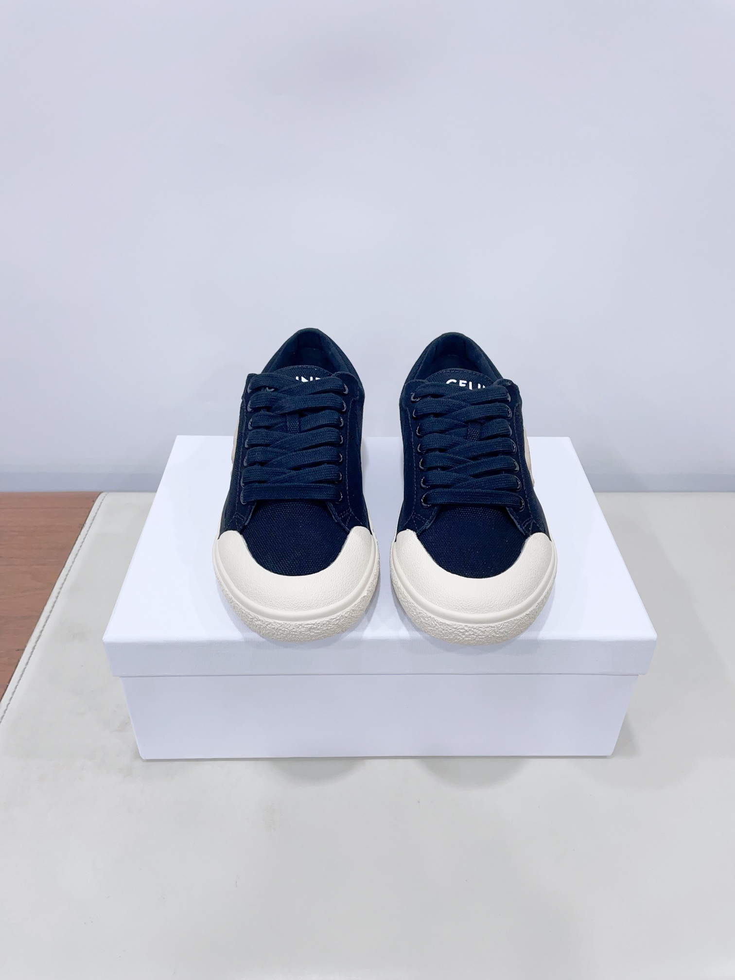 NO:262694,Price CELINE CELINE RUNNER CR-03 sports shoes tongue and back top are decorated with CELINE logo sports shoes side gravure CR-03 words imprinted on the back top and side of the shoe CELINE logo thick-soled bread shoes 2025 spring and summer new women Arc de Triomphe logo lace-up 356853 simple and comfortable, clean and neat, increasing height and making legs thin. Whether it is single or paired with wide-leg pants, high street and retro, we will make CELINE girls. The upper is original fabric, inner lining original inner lining outsole, original molded rubber sole 35-40 women (40 women custom-made, non-return and exchange) The ultimate cost-effectiveness, no bargaining., casual shoes/sports shoes, celine, celine, sneakers19860909Price CELINE思琳赛琳CELINE RUNNER CR-03运动鞋鞋舌和鞋后帮饰有CELINE标志运动鞋侧面凹印CR-03字样 鞋后帮和侧面压印CELINE标志厚底面包鞋2025春夏新款女凯旋门徽标系带356853简单舒服,干净利落,增高显腿细 无论是单穿还是搭配阔腿裤,高街又复古一起来做CELINE女孩 鞋面原版布面 内里原版内里大底原版开模橡胶大底 35-40女（40女定做不退换） 极致性价比,不议价.,休闲鞋/运动鞋,celine,celine,sneakers,Women's Shoes