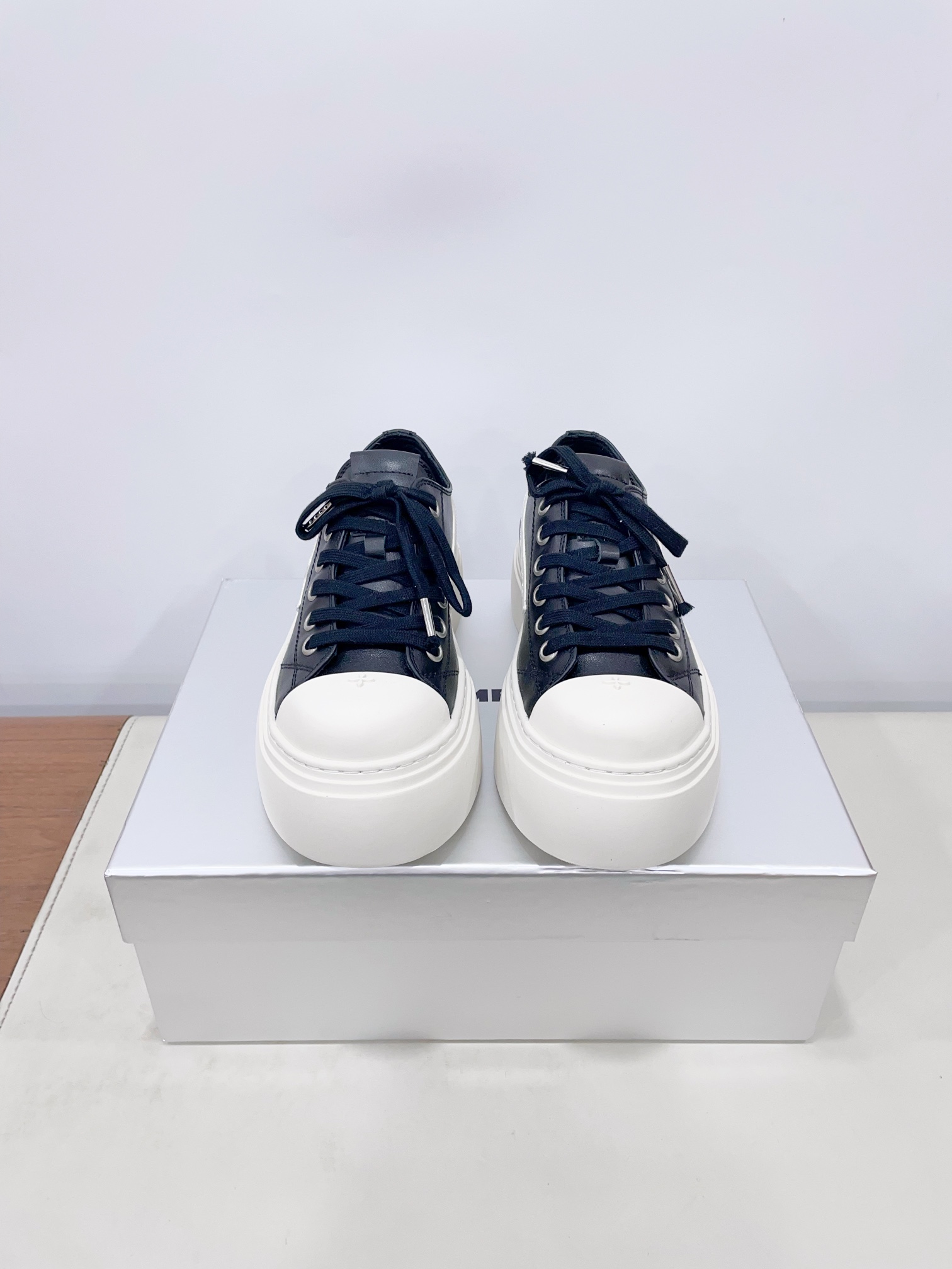 NO:228485,Price SMF* dirty shoes on cloth, the latest popular cross, thick sole, casual, versatile minimalist style, the new work inherits the popular elements of many brands, and is bound to be very popular - canvas casual shoes, super cool, dark and versatile style, made of high-density breathable cowhide canvas, equipped with moderately comfortable thick sole, details also ensure that they are safe and easy to move. Original imported fabric custom breathable canvas, imported inner breathable canvas, original open molded cross-shaped rubber sole, 4.5CM, 35-40 women (40 women custom-made, no return or exchange) Extreme cost-effectiveness, no bargaining., casual shoes/sports shoes, sneakers, cowhide19860909Price SMF*布面脏脏鞋 最新火爆款十字花 厚底 休闲 百搭的极简风国潮,新作继承了诸多品牌制胜的流行元素,势必大热—帆布休闲鞋 超级酷 黑暗百搭风 采用高密度透气牛皮 帆布而成,配有高度适中的舒适厚底,细节还确保穿着稳妥不易移位 面料原版进口定制透气帆布 内里进口透气帆布  鞋底原版开模十字花成型橡胶大底 底厚4.5CM 35-40女（40女定做不退换） 极致性价比,不议价.,休闲鞋/运动鞋,sneakers,cowhide,Women's Shoes