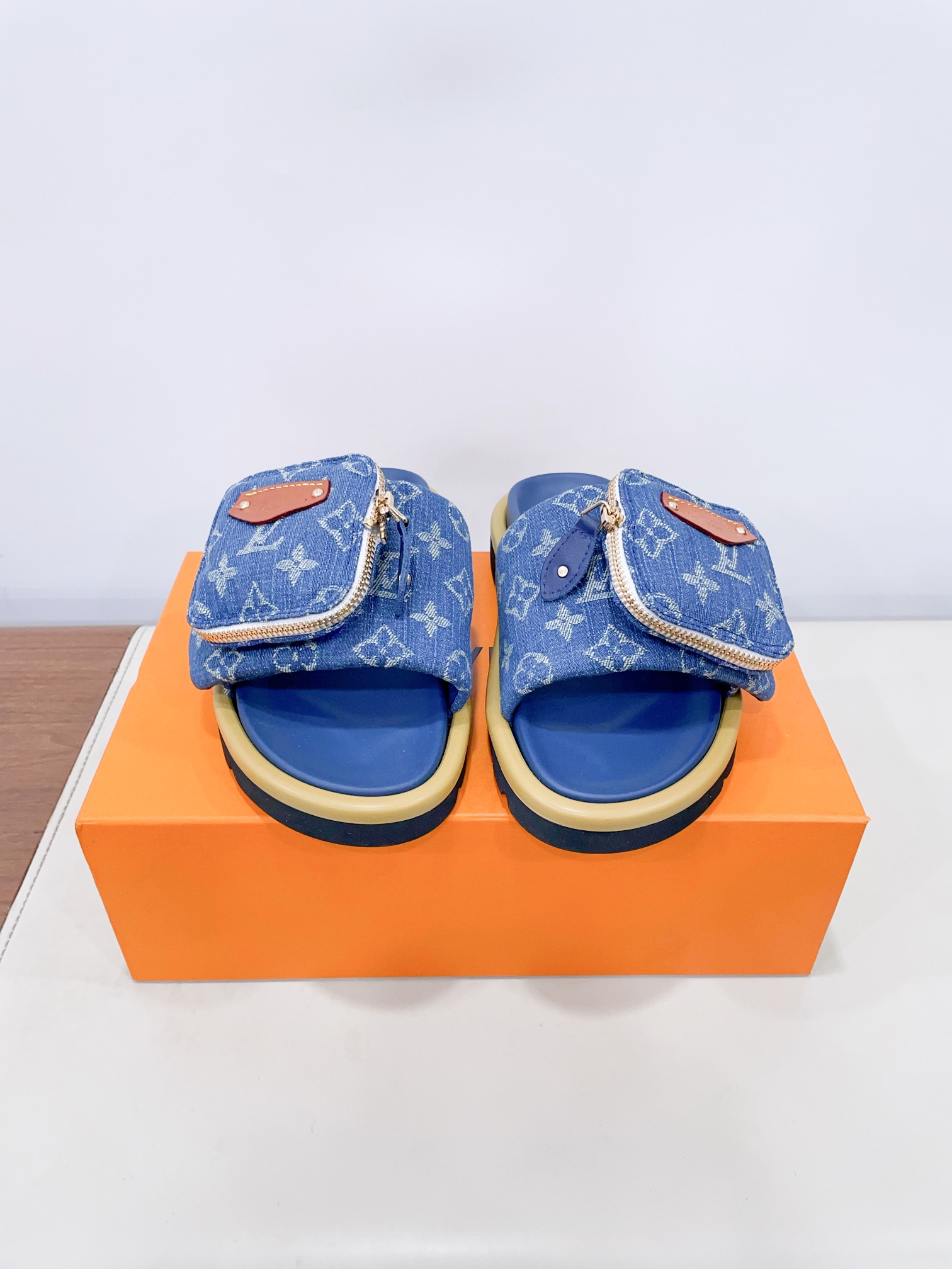 NO:262723,Price Louis Vuitto* x TM Murakami Takashi Co-branded model Black and white tri-color Velcro wallet bread Flat sole slippers Original purchase and development Make this model Pool Pillow Comfort Sandals are from a cross-border collaboration series with Japanese artist Takashi Murakami, and use bright Monogram patterns to highlight the iconic colorful colors of the artist's pen. The wide-lined Velcro shoelaces with zipper bags release the eye-catching personality, tough insoles and lightweight outsoles to create a comfortable experience. Exquisite packaging for delivery counter Fabric original customized technology fabric fabric inner foot pad sheepskin original open molded rubber foam sole 4cm thick 35-40 women 39-44 (40 women custom made without return and exchange) Extreme cost-effectiveness, no bargaining., slippers, louis  vuitton,slippers,wallets,sheepskin19860909Price Louis Vuitto* x TM村上隆 联名款 黑白三彩 魔术贴 钱包 面包 平底 拖鞋 原版购入开发 做货 本款 Pool Pillow Comfort 凉拖出自与日本艺术家村上隆的跨界合作系列,以明丽 Monogram 图案彰显艺术家笔下标志性的缤纷色彩.配有拉链袋的宽幅加衬魔术贴鞋带释放瞩目个性,韧性鞋垫和轻盈凸纹外底成就舒适体验 配送专柜精美包装 面料原版定制科技织物面料 内里垫脚羊皮 鞋底原版开模橡胶发泡大底 底厚4cm 35-40女39-44（40女定做不退换） 极致性价比,不议价.,拖鞋,louis vuitton,slippers,wallets,sheepskin,Women's Shoes