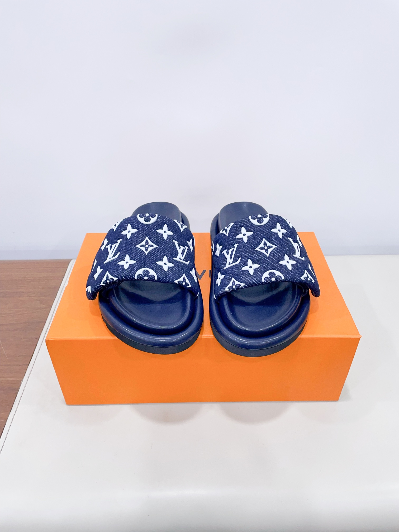 NO:262724,Price The super popular presbyopia slippers that are at its peak are the foot feeling of the soft and comfortable, popular little red book, high-end lazy style... There is no pair of ugly slippers in summer, so I will plant grass today. 25 The rainbow color of the spring is so suitable for this summer. The full and fluffy effect of the relief silk design is particularly good. I fell in love with it inexplicably. The sole increases by 3 cm. The NICE Velcro design is wide and can make your feet look thin and beautiful. I love it in summer!  !  This design is so fashionable and the cool style can be matched!  !  35-40 women (40 women custom made without return or exchange) Extreme cost-effectiveness, no bargaining., slippers, louis vuitton, slippers19860909Price  路易威登面包拖一出即巅峰的超爆款的老花拖鞋面包的脚感 软绵绵的超舒服 火爆小红书 高级慵懒风.... 夏天没有一双丑拖鞋是没有灵魂的,今天就来种草了 25开春彩虹色太适合这个夏季了显高级 感 浮雕丝绸设计饱满蓬蓬的效果特别有好感 显白莫名其妙的爱上了.鞋底立增3公分, NICE 魔术贴的设计宽宽的可以显的脚好瘦好好看 夏天最爱！！ 这个设计太时尚了 酷酷的风格也可以搭配！！ 35-40女（40女定做不退换） 极致性价比,不议价.,拖鞋,louis vuitton,slippers,Women's Shoes