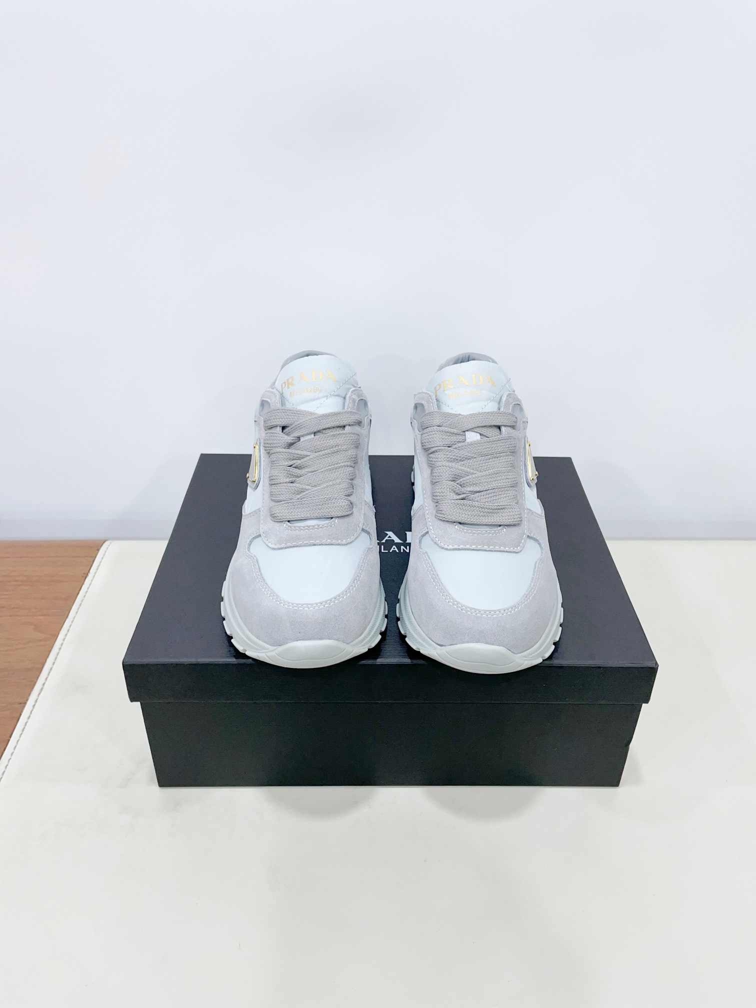NO:252289,Price Prad*Prada 25ss Spring and summer new triangle logo sneakers. High merceration and imported breathable cloth are spliced ​​in contrasting colors, with good detail. Triangular logo embellishment, simple and high-end!  The key is that the legs are long and the legs are easily lengthened!  A perfect height-enhancing tool, full set of packaging, original mold opening sole, 35-40 women, 39-45 men (40 women, 45 men, customized, no return or exchange) Extreme cost-effectiveness, no bargaining., casual shoes/sports shoes, prada, prada, sneakers19860909Price Prad*普拉达 25ss 春夏新款三角标运动鞋 高丝光和进口透气布拼接撞色,细节感跟好 三角标点缀,简单高级！ 关键上脚超显腿长,轻松拉长腿部显腿！妥妥的增高神器 全套包装 原版开模大底  35-40女39-45男（40女45男定做不退换） 极致性价比,不议价.,休闲鞋/运动鞋,prada,prada,sneakers,Women's Shoes