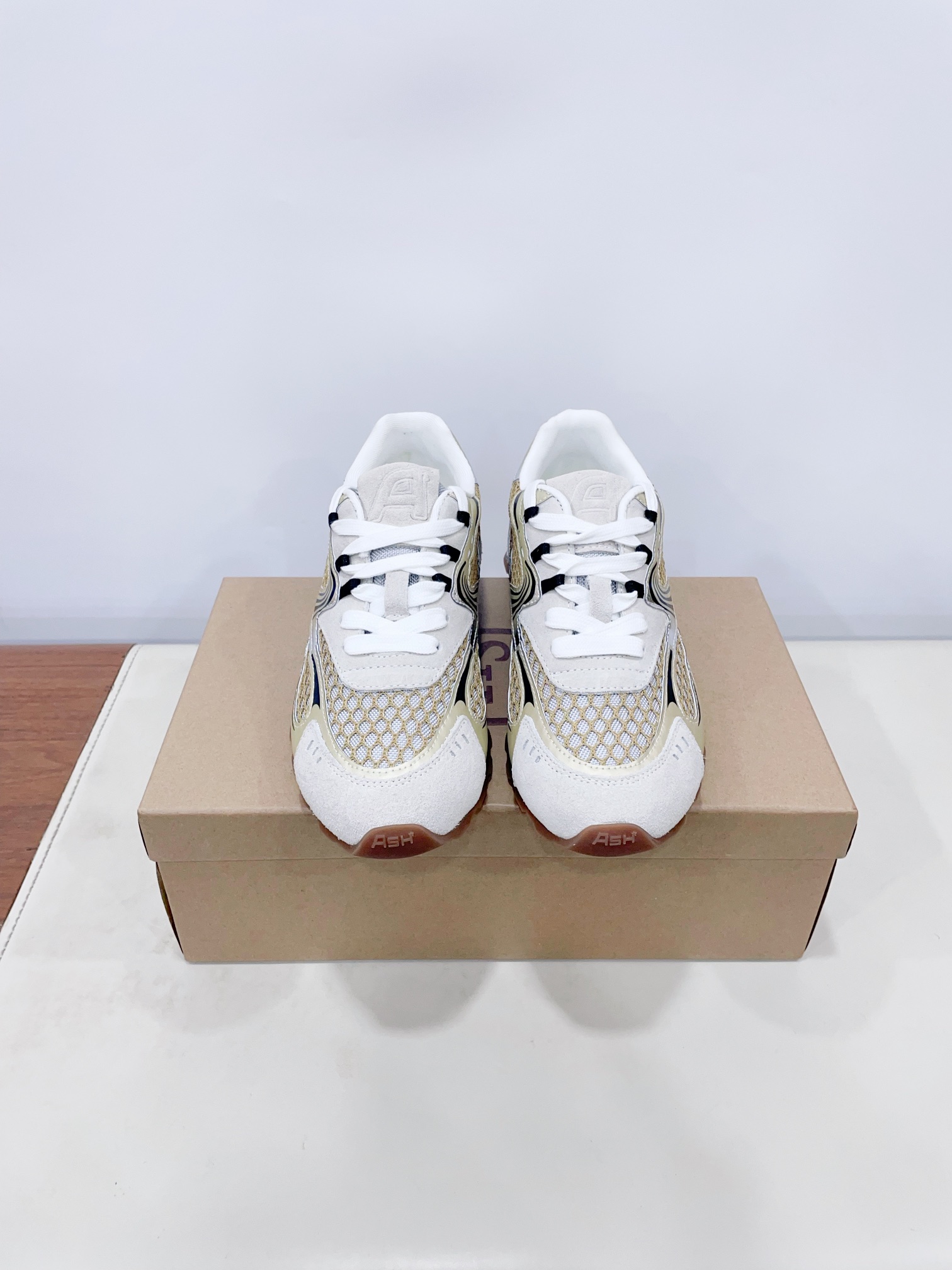 NO:262676,Price ASH 25ss Spring and summer new Italian light luxury brand German training shoes White shoes high-quality cowhide leather colorful shoe label breathable hole design tough Celebrity same casual series, simple design punched breathable shoe body, light rebound and height-enhancing sole High mercerized beef reverse velvet original mold opening mesh sole rubber sole inner sheepskin 35-40 women (40 women custom made without return and exchange) Extreme cost-effectiveness, no bargaining., casual shoes/sports shoes, sneakers, cowhide, sheepskin19860909Price ASH 25ss 春夏新款 意大利轻奢潮牌 德训鞋 小白鞋优质牛皮多彩鞋标透气孔设计坚韧 明星同款休闲系列,简约设计的冲孔透气鞋身,搭配轻盈回弹增高鞋底 面料高丝光牛反绒原版开模网布 鞋底橡胶大底 内里羊皮  35-40女（40女定做不退换） 极致性价比,不议价.,休闲鞋/运动鞋,sneakers,cowhide,sheepskin,Women's Shoes